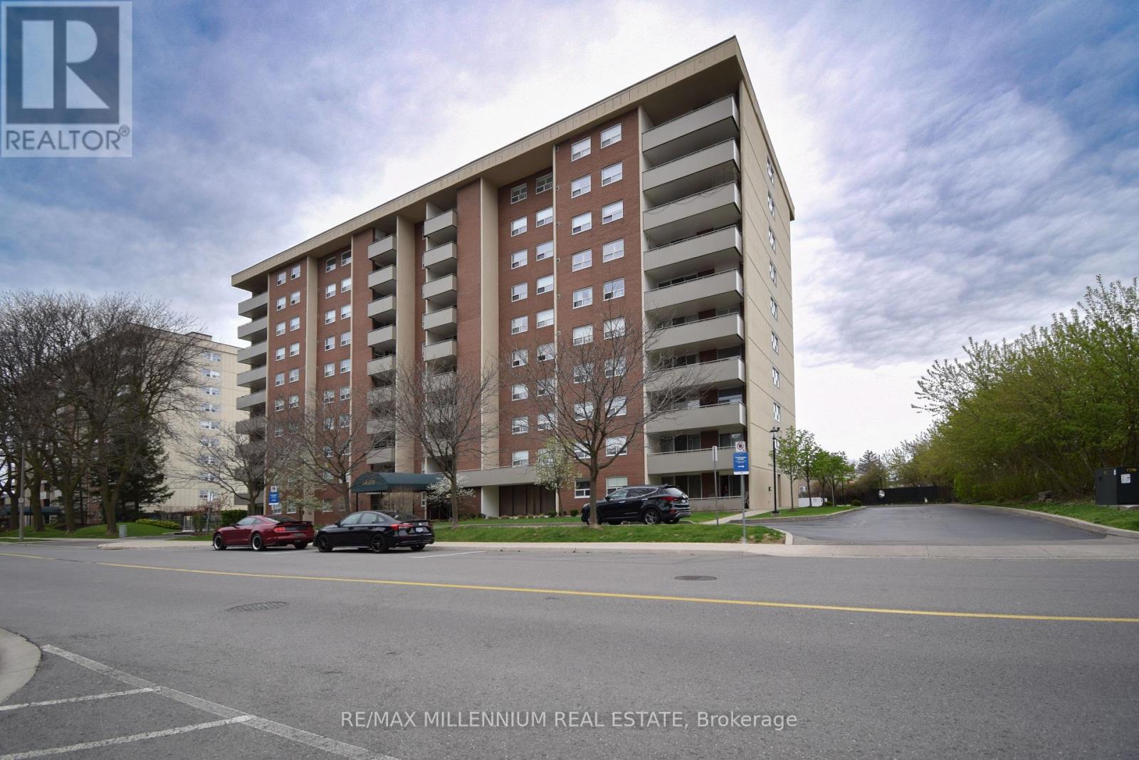 902 - 1425 Ghent Avenue N, Burlington, Ontario  L7S 1X5 - Photo 2 - W12092738