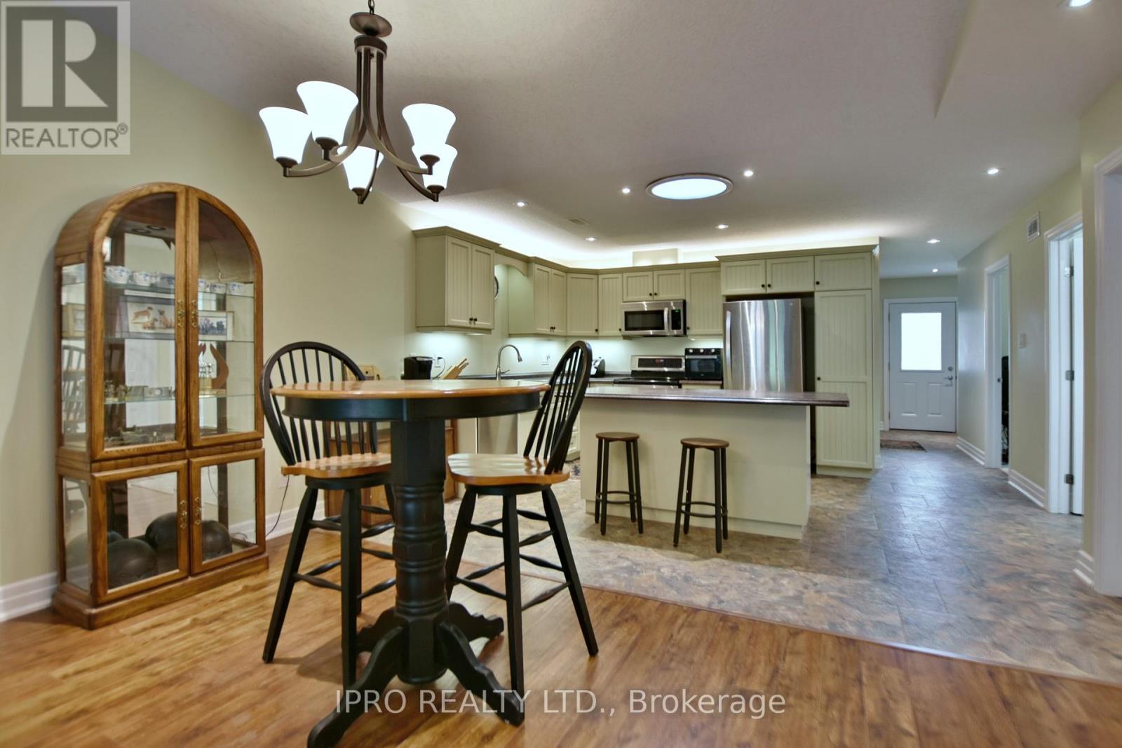 45 Clover Crescent, Wasaga Beach, Ontario  L9Z 0G4 - Photo 21 - S12135432