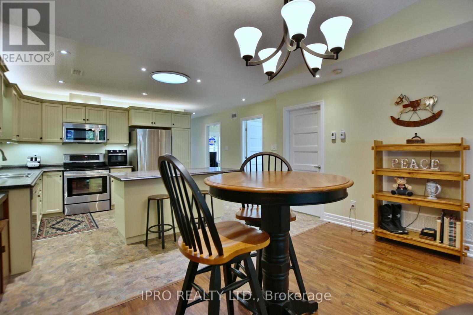 45 Clover Crescent, Wasaga Beach, Ontario  L9Z 0G4 - Photo 22 - S12135432
