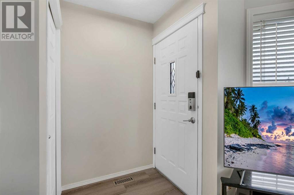 35 Everstone Way Sw, Calgary, Alberta  T2Y 4E4 - Photo 3 - A2216899