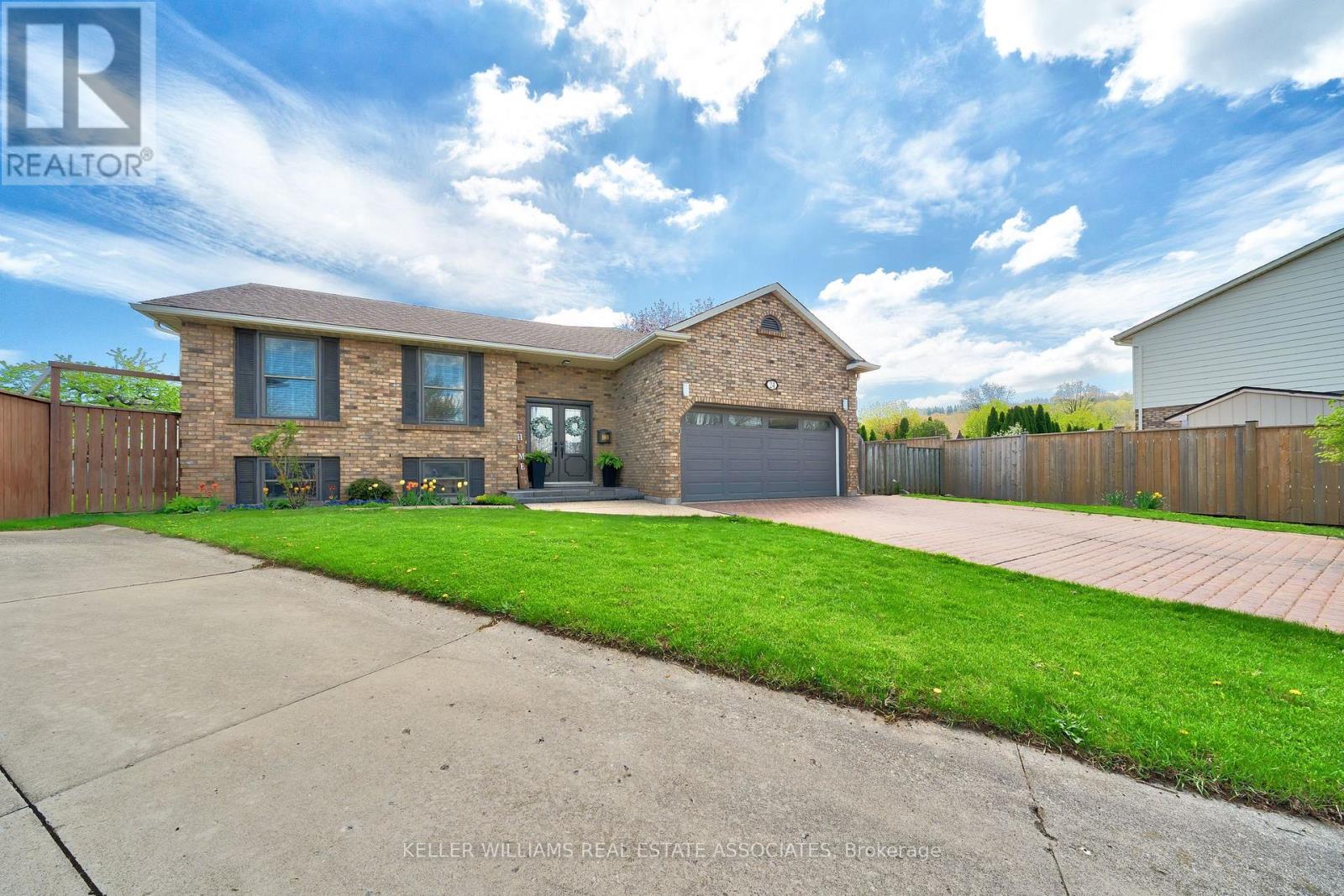 Property at 24 FARMINGDALE CRESCENT image 3