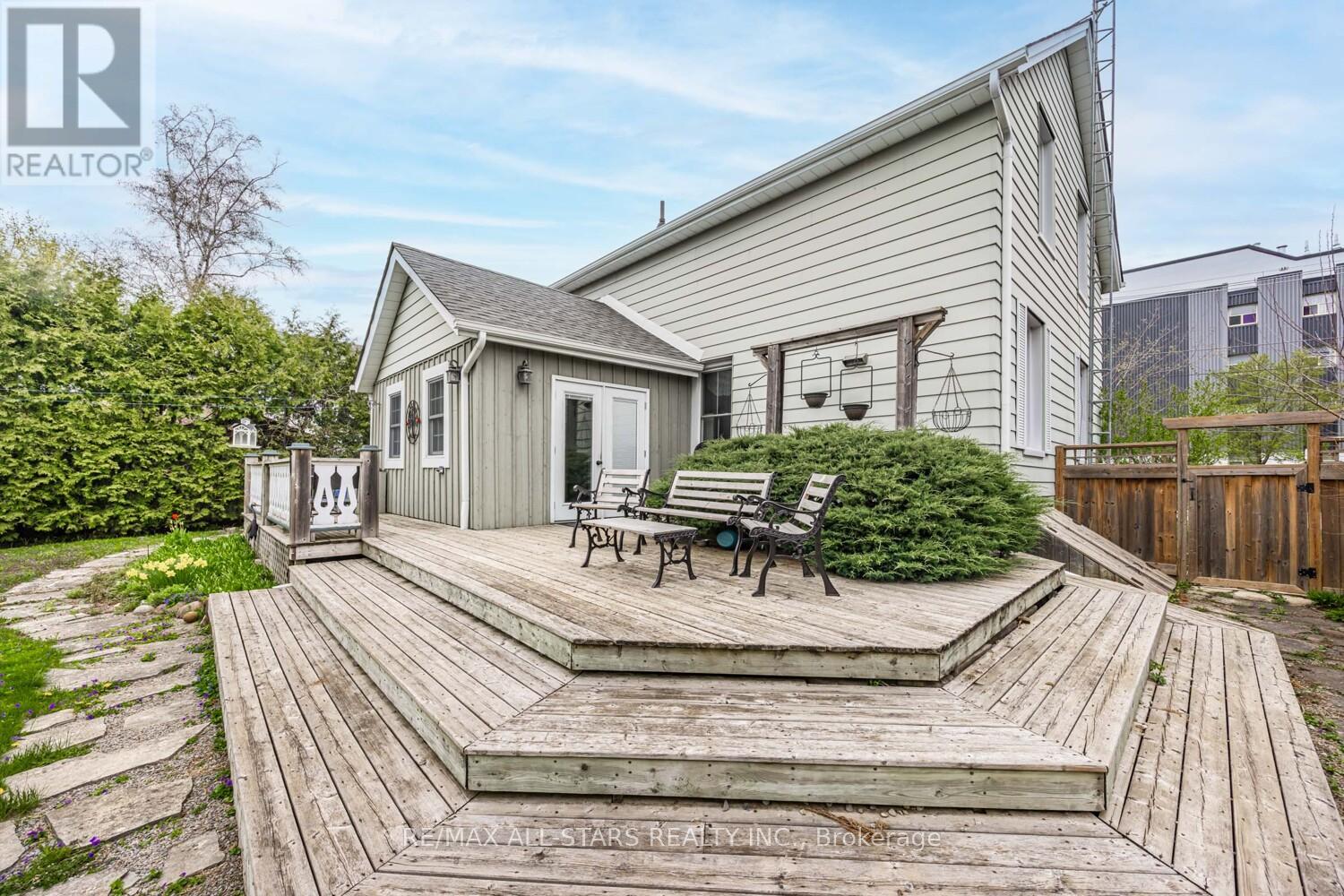 8 Albert Street, Whitchurch-Stouffville, Ontario  L4A 4H1 - Photo 5 - N12135102