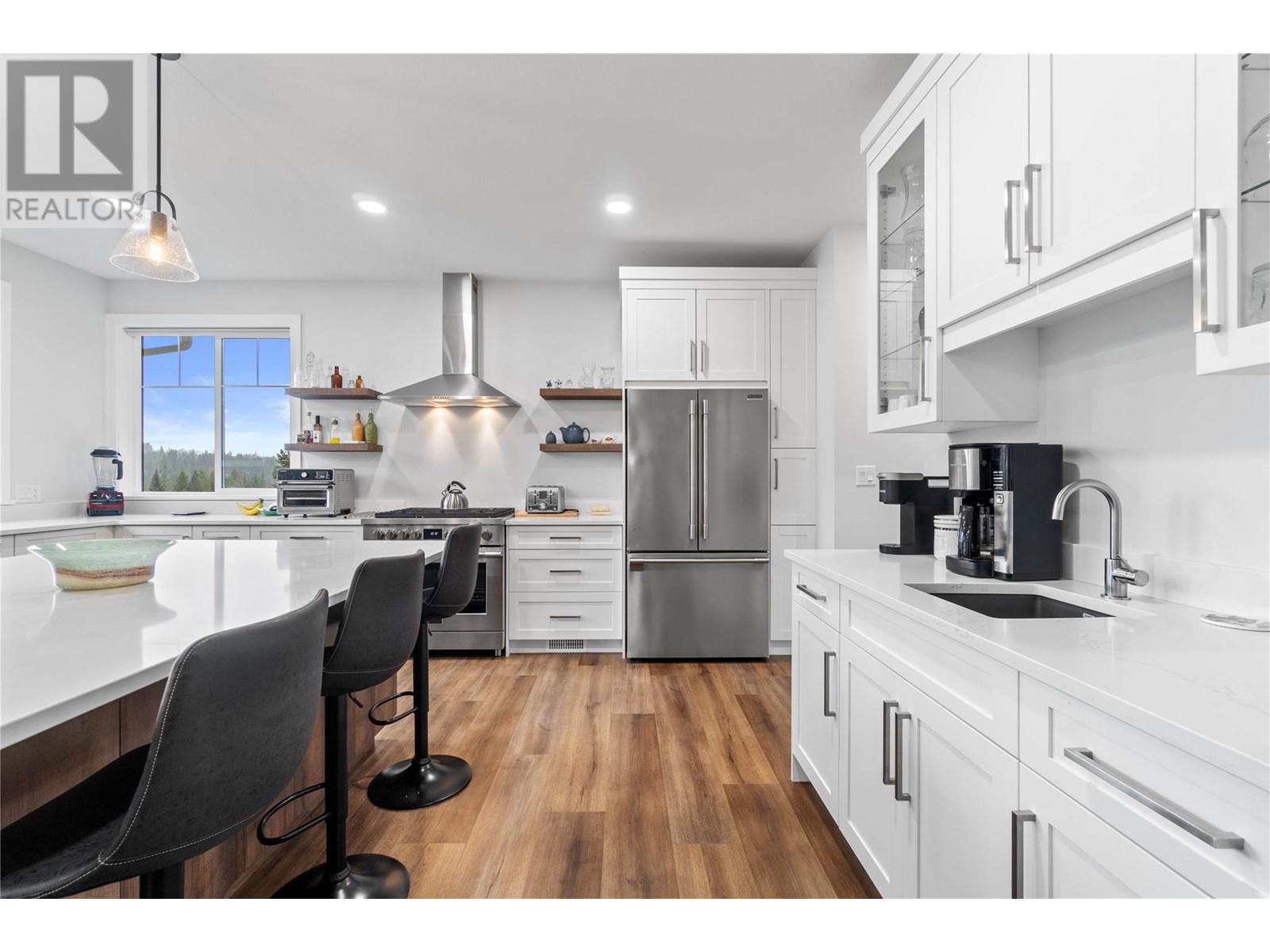 Property at 2763 Valleyview Drive image 4