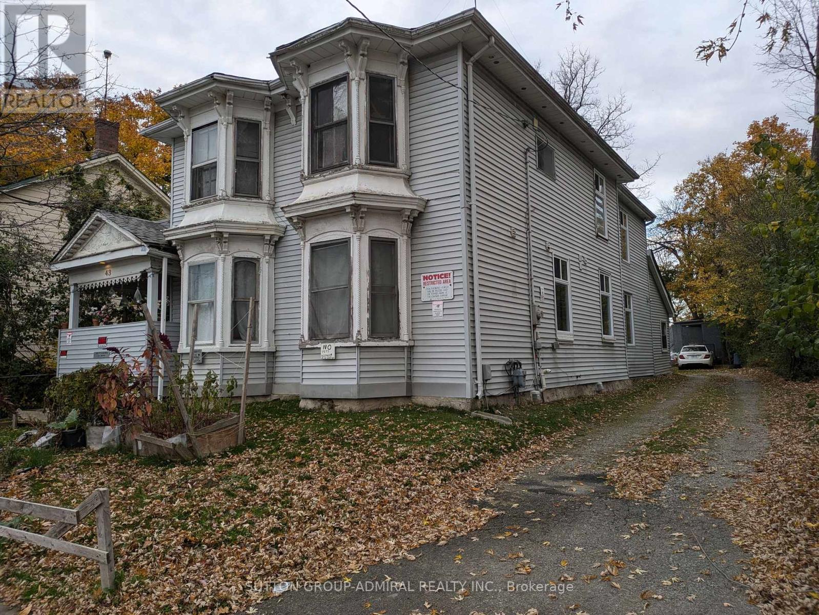 43 Elizabeth Street N, Brampton, Ontario  L6X 1S3 - Photo 2 - W12135542
