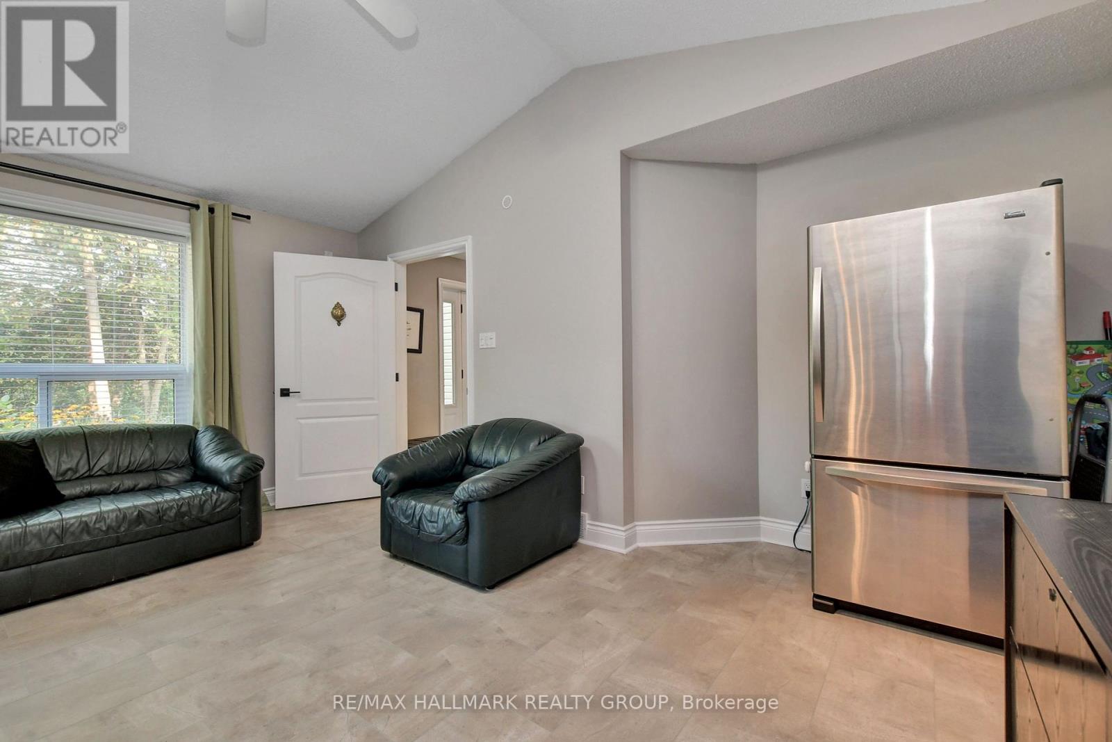 122 Constance Lake Road, Ottawa, Ontario  K2K 1X7 - Photo 8 - X12135615
