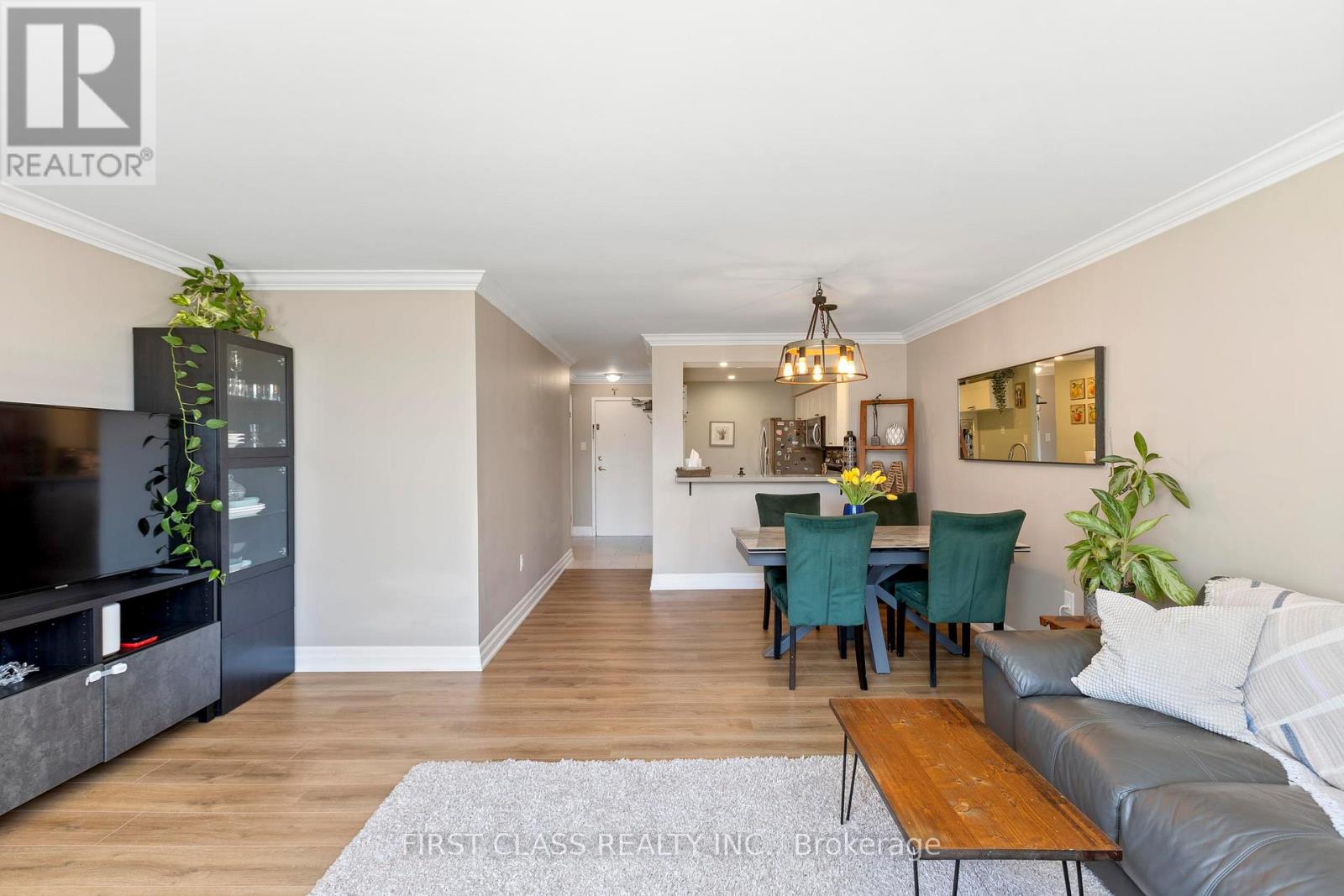 <div class="slider-price">$688,000</div><p>102 - 3845 Lake Shore Boulevard W, Toronto, Ontario</p>