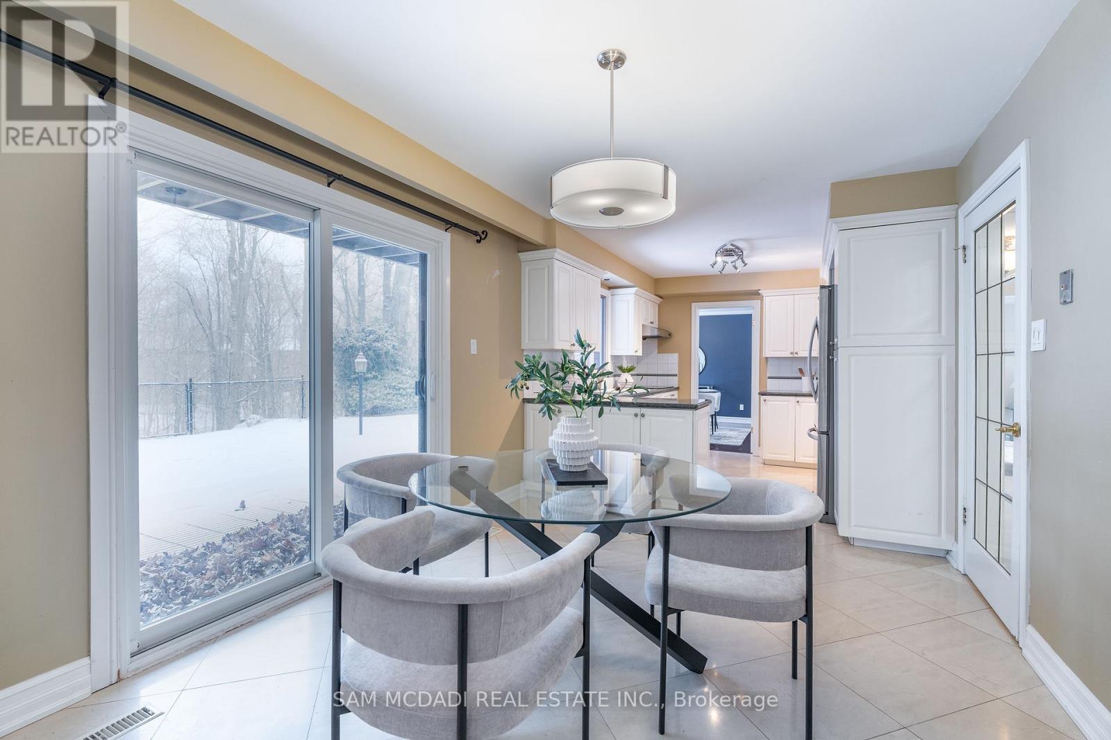 1836 Friar Tuck Court, Mississauga, Ontario  L5K 2L4 - Photo 12 - W12135601