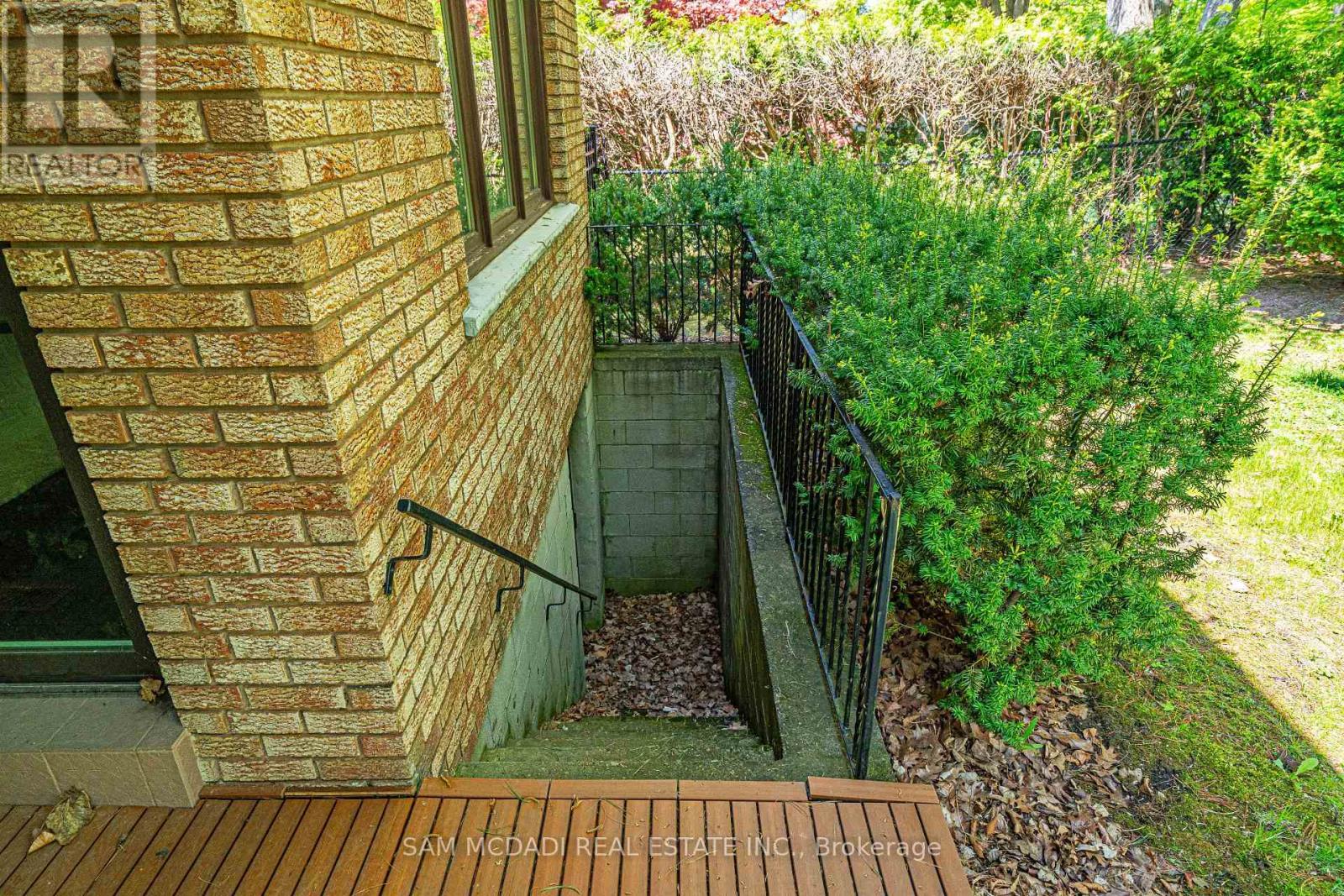 1836 Friar Tuck Court, Mississauga (Sheridan), Ontario  L5K 2L4 - Photo 38 - W12135601