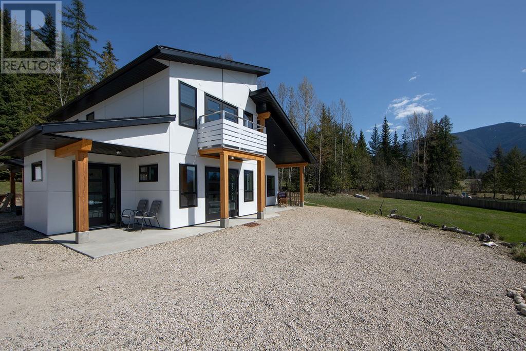 215 Cotswold Road, Nakusp, British Columbia