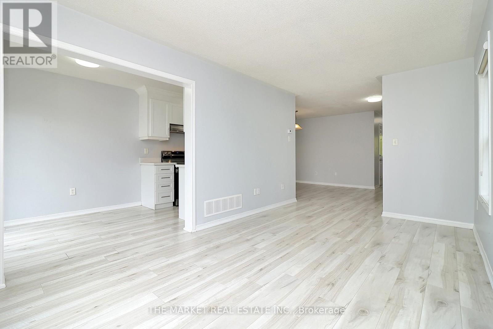 1353 Spring Garden Court, Mississauga, Ontario  L5N 8K5 - Photo 13 - W12135713