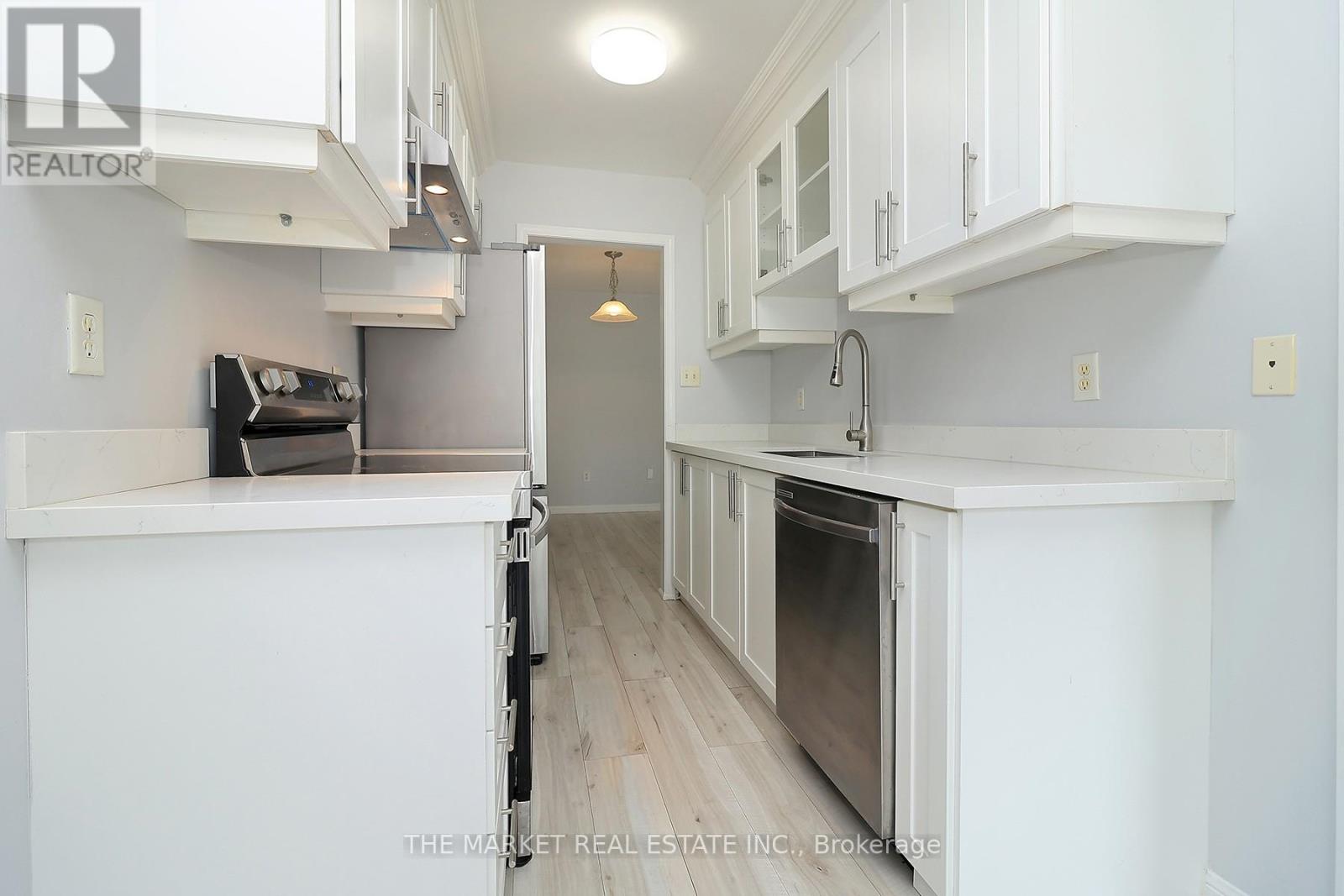 1353 Spring Garden Court, Mississauga, Ontario  L5N 8K5 - Photo 15 - W12135713