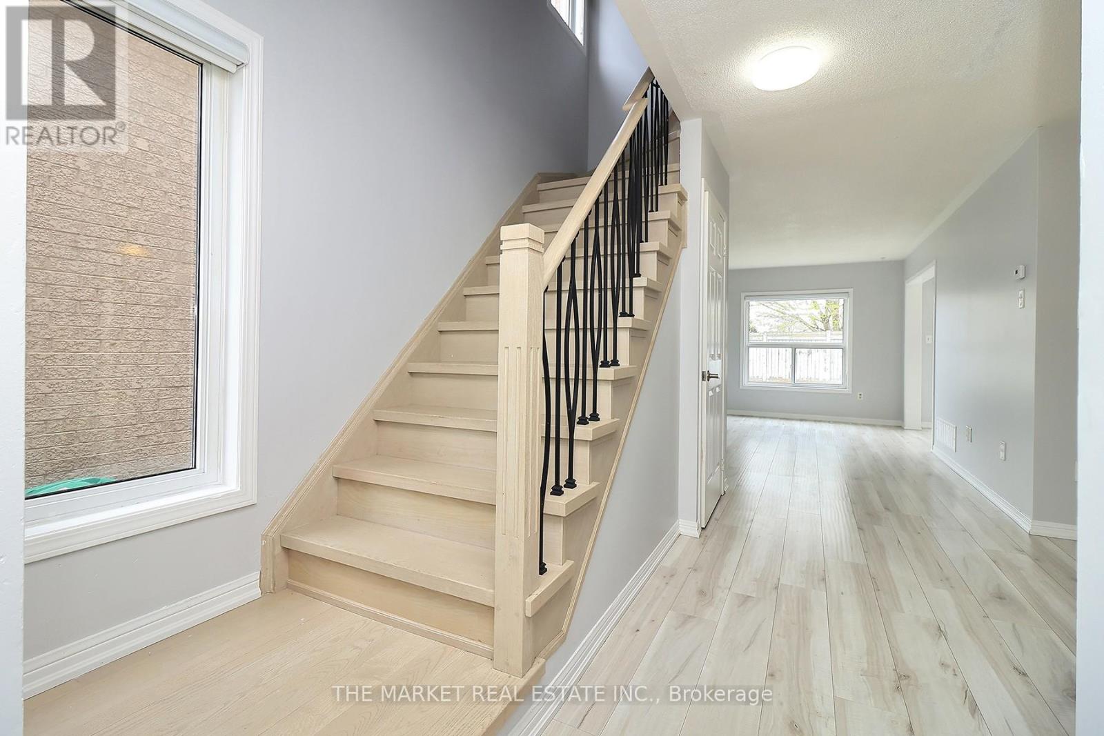 1353 Spring Garden Court, Mississauga, Ontario  L5N 8K5 - Photo 7 - W12135713