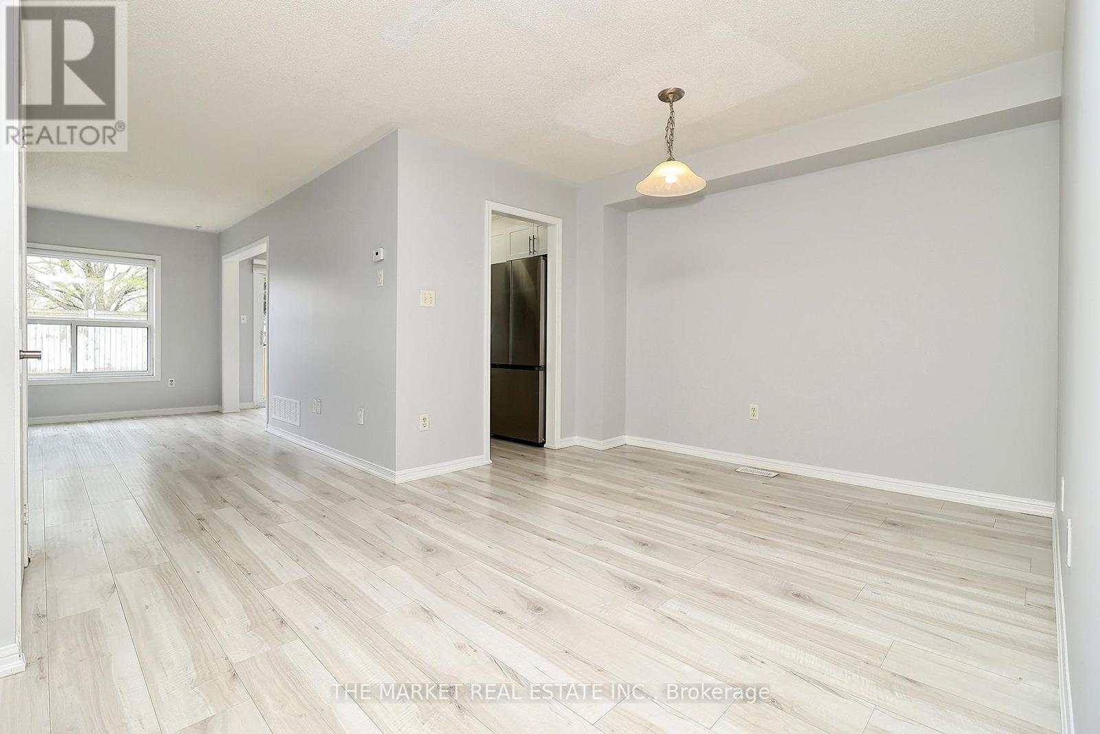 1353 Spring Garden Court, Mississauga, Ontario  L5N 8K5 - Photo 8 - W12135713