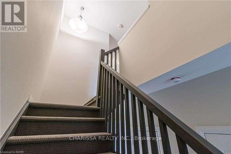 30 Greenwich Avenue, Hamilton (Stoney Creek), Ontario  L8J 0L5 - Photo 6 - X12135738