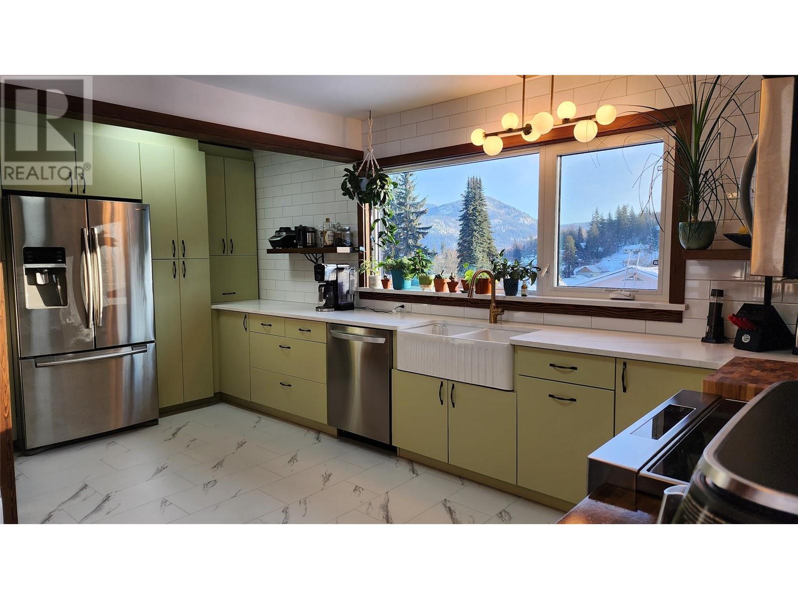 1613 Leroi Avenue, Rossland, British Columbia  V0G 1Y0 - Photo 13 - 10326626