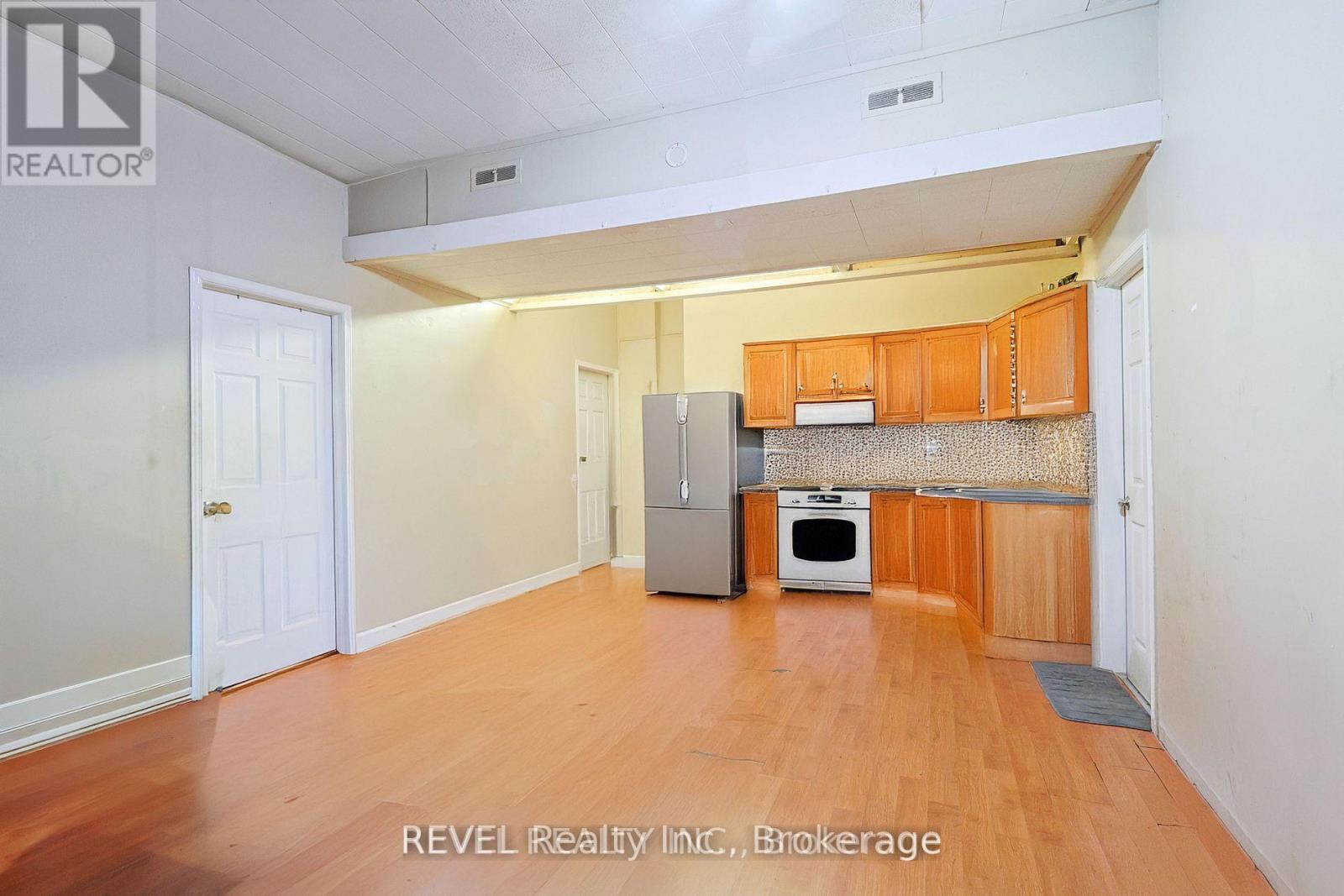 12 East Main Street, Welland, Ontario  L3B 3W3 - Photo 11 - X12135785