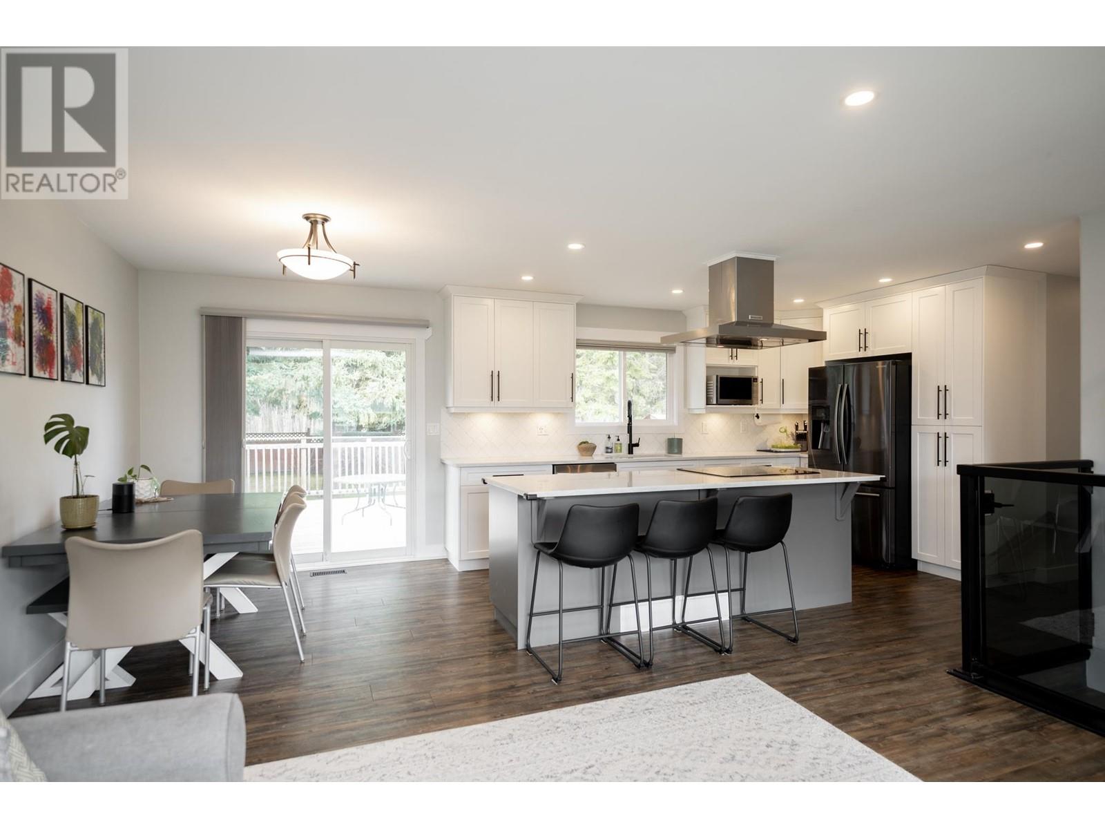 Property at 7853 QUEENS CRESCENT image 5