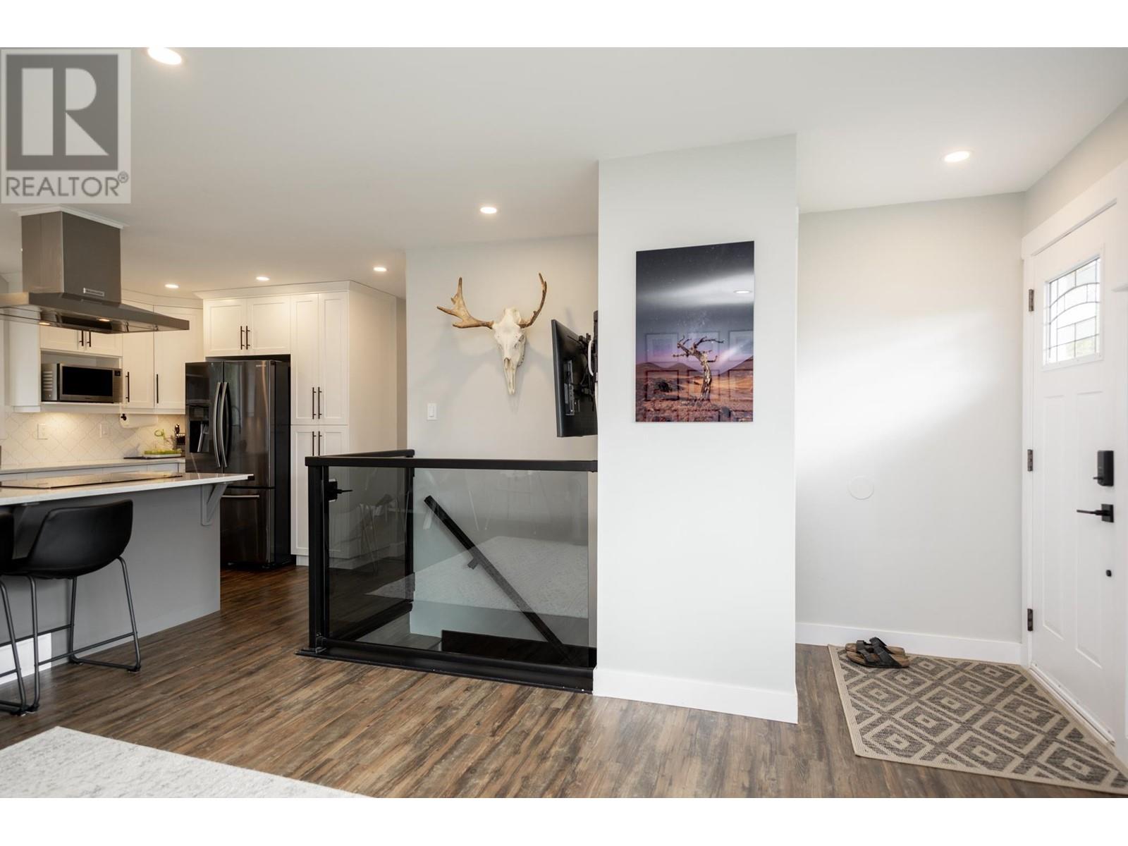 Property at 7853 QUEENS CRESCENT image 4