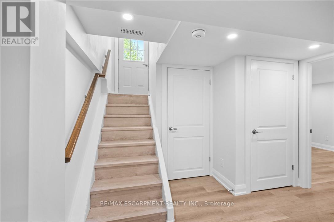 B - 723 Hager Avenue, Burlington, Ontario  L7S 1R2 - Photo 4 - W12135782