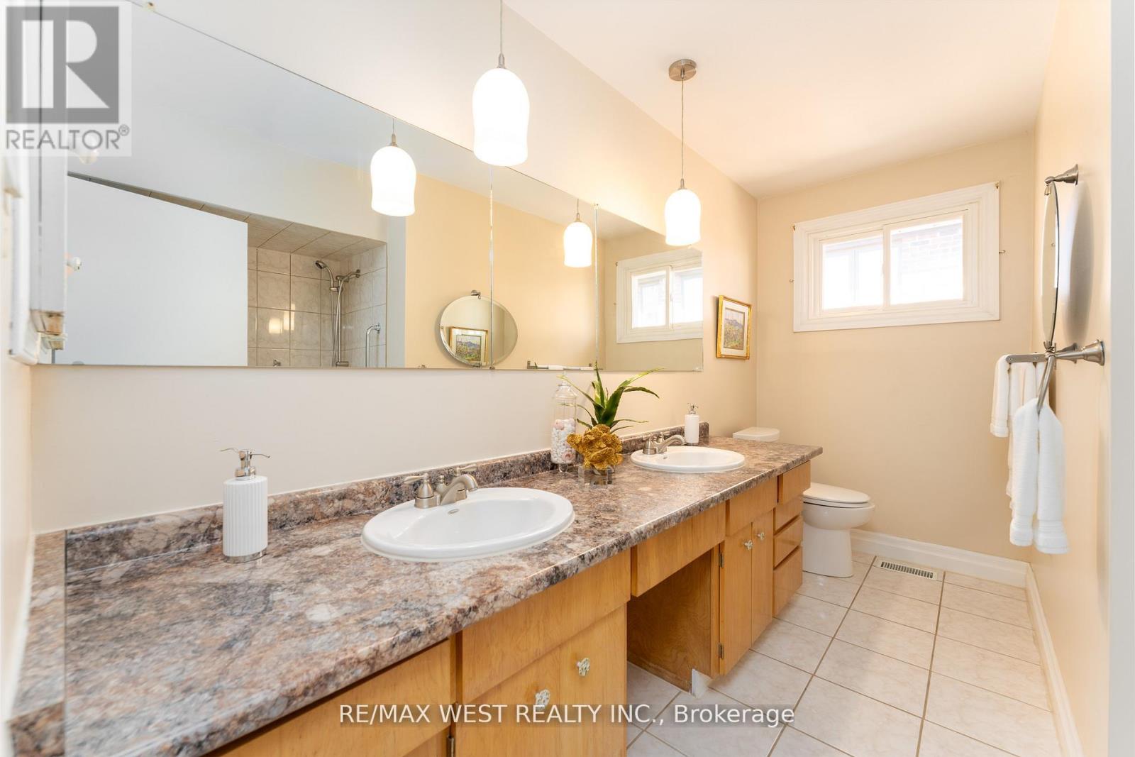 28 Braywin Drive, Toronto, Ontario  M9P 2P1 - Photo 10 - W12135801