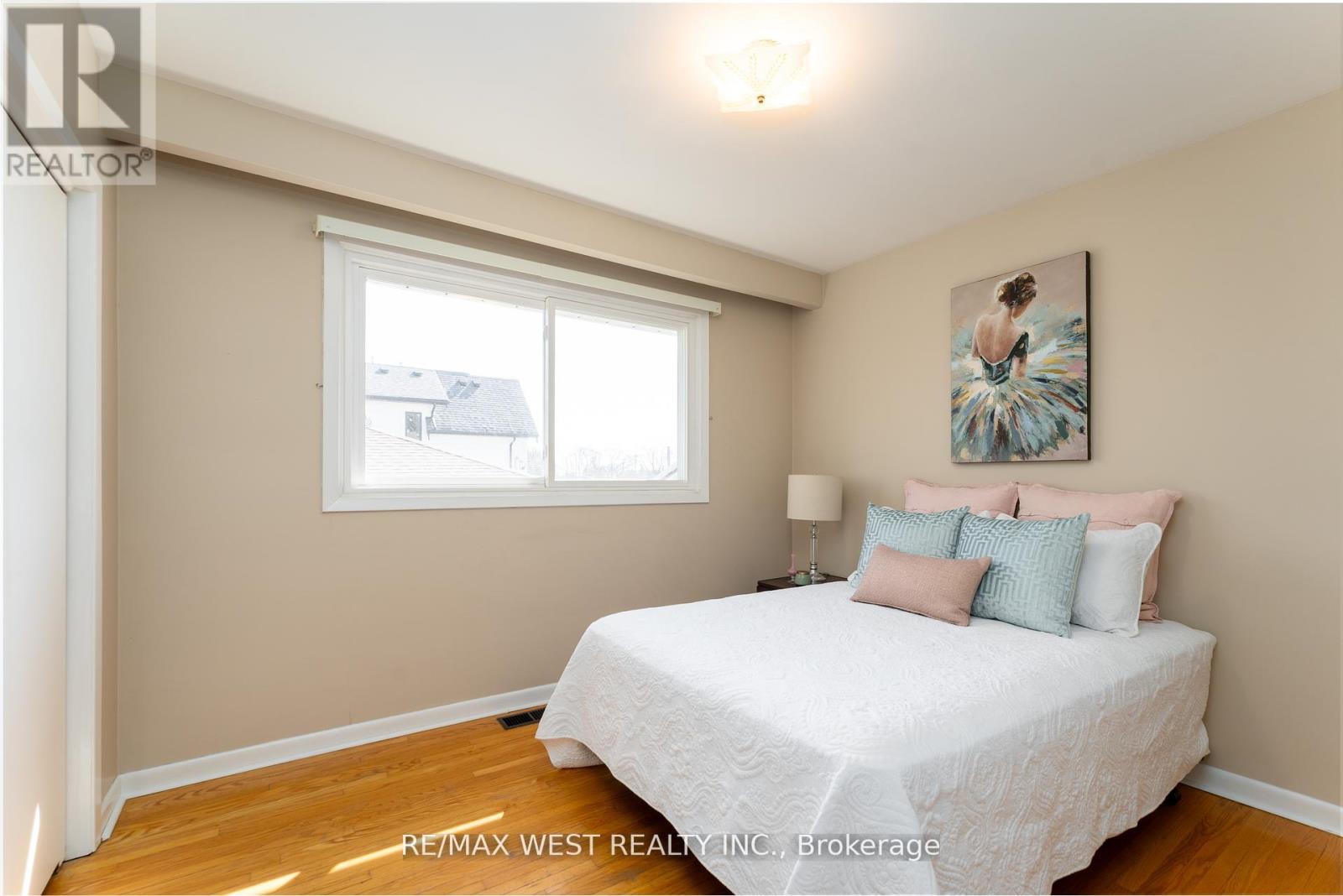 28 Braywin Drive, Toronto, Ontario  M9P 2P1 - Photo 11 - W12135801