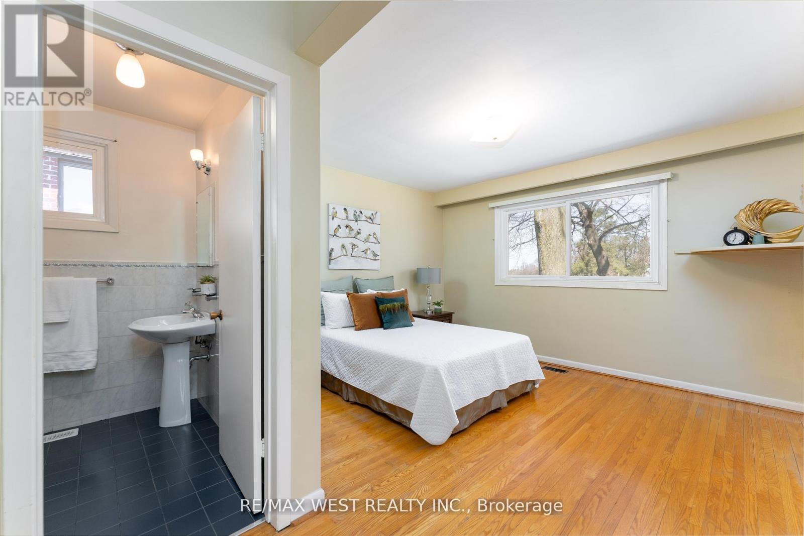 28 Braywin Drive, Toronto, Ontario  M9P 2P1 - Photo 14 - W12135801