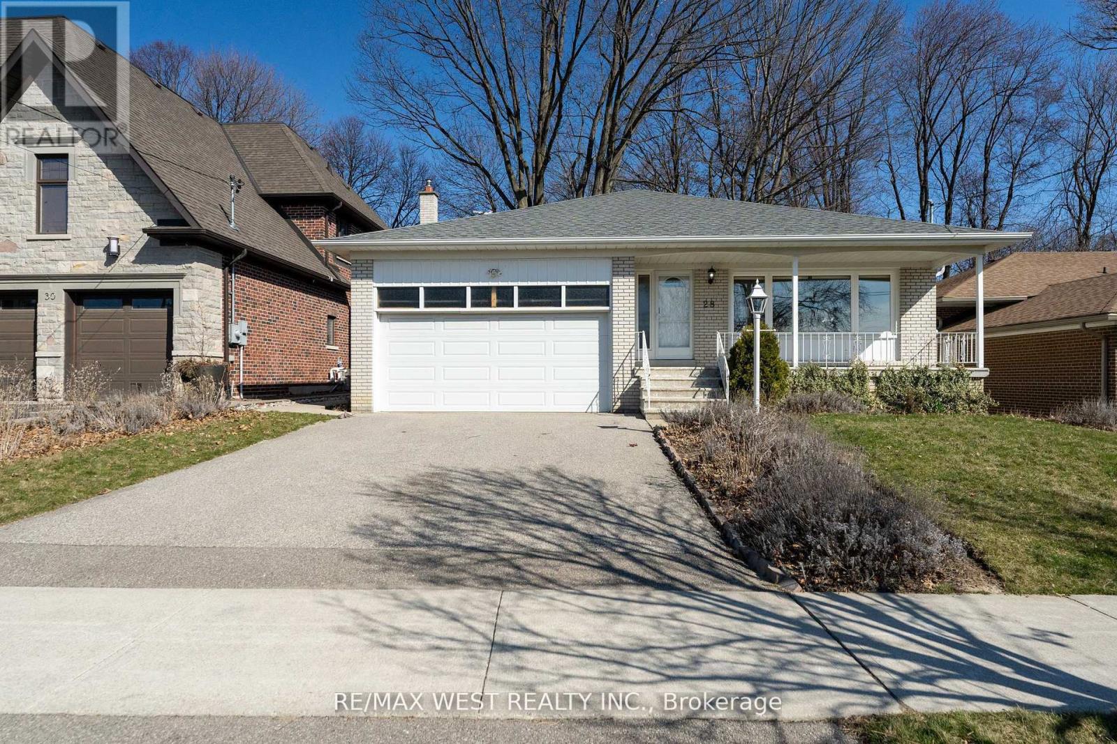 28 Braywin Drive, Toronto, Ontario  M9P 2P1 - Photo 4 - W12135801