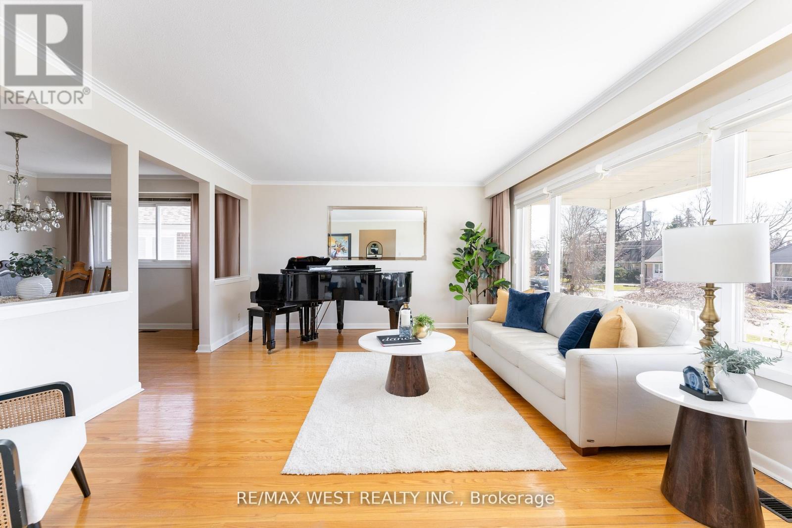 28 Braywin Drive, Toronto, Ontario  M9P 2P1 - Photo 5 - W12135801