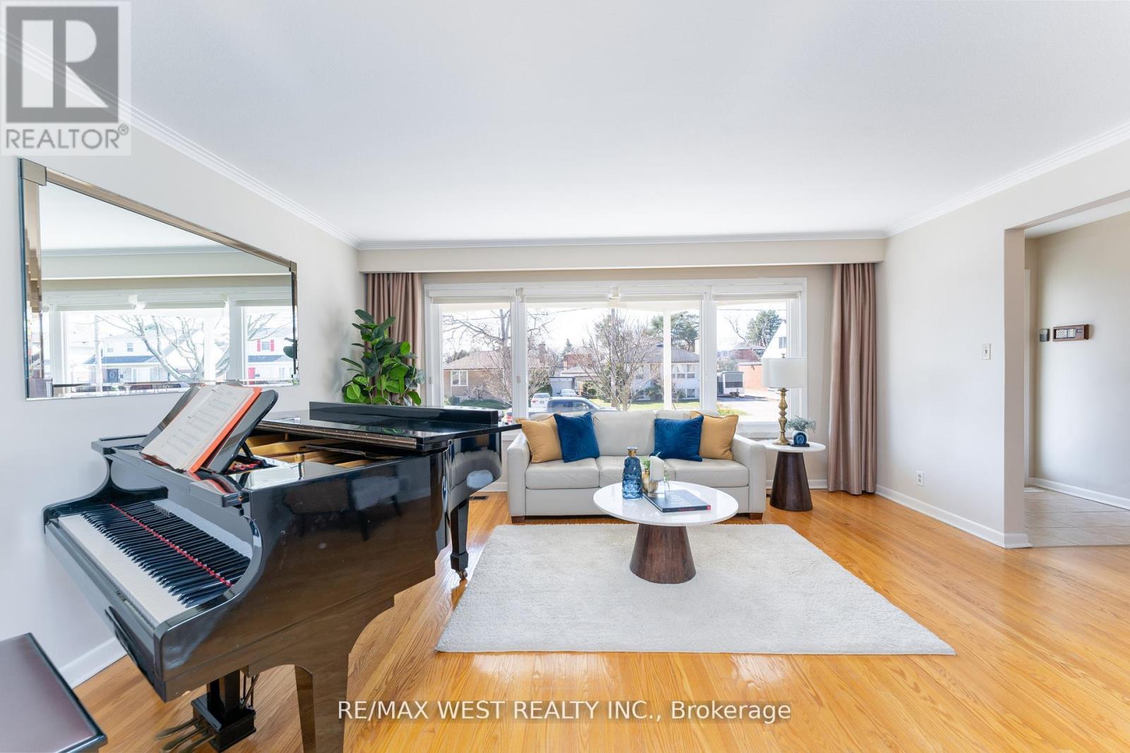 28 Braywin Drive, Toronto, Ontario  M9P 2P1 - Photo 6 - W12135801