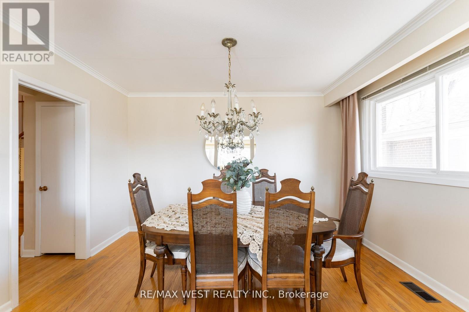28 Braywin Drive, Toronto, Ontario  M9P 2P1 - Photo 7 - W12135801
