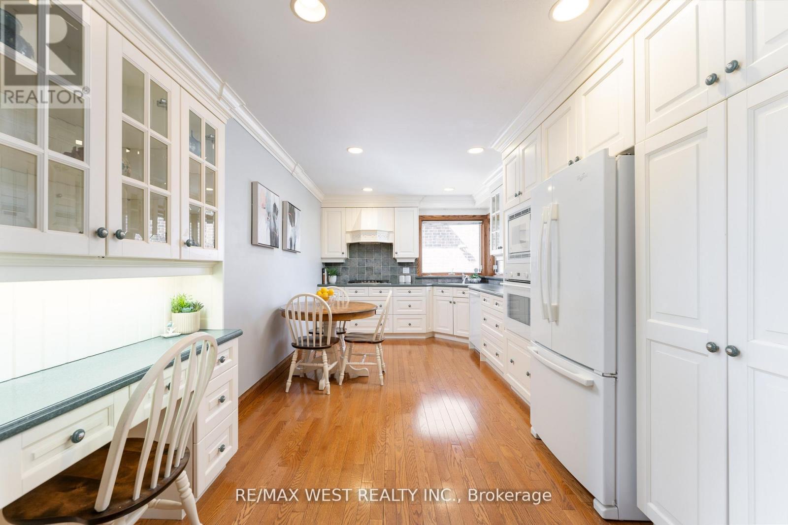 28 Braywin Drive, Toronto, Ontario  M9P 2P1 - Photo 8 - W12135801