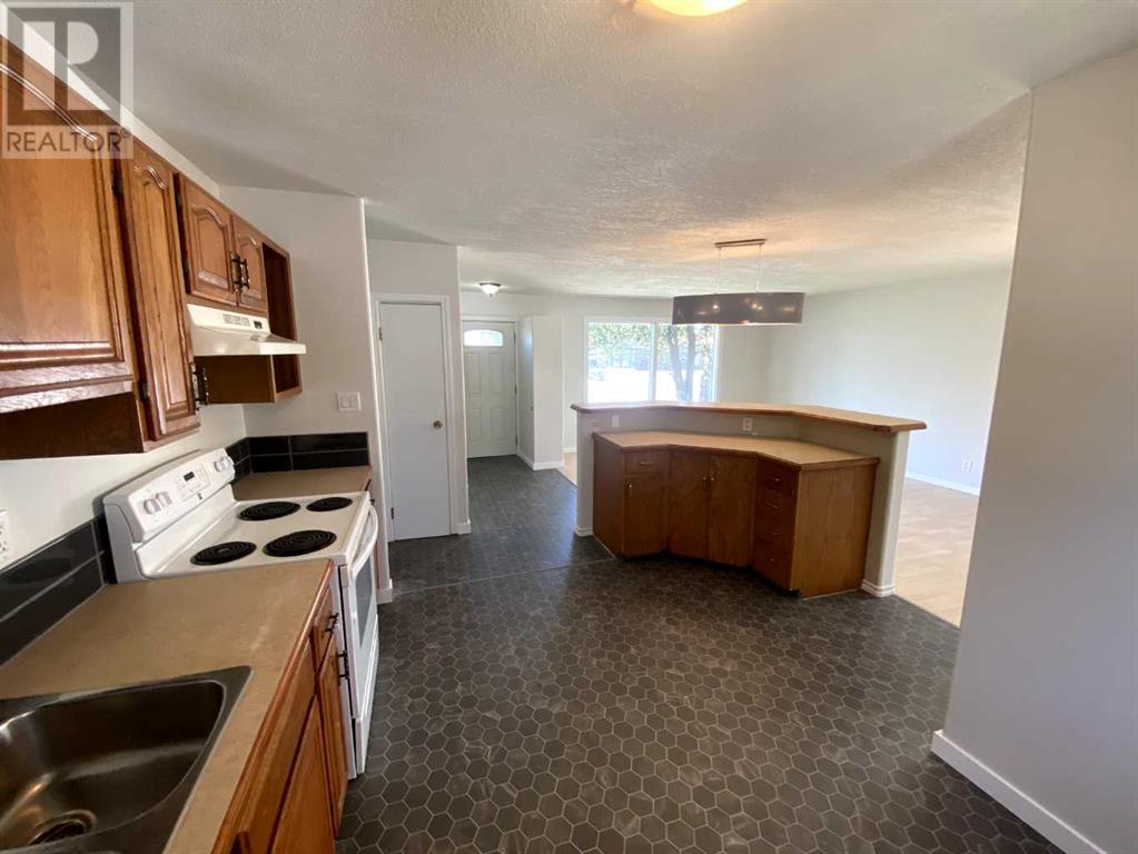 719 23 Street N, Lethbridge, Alberta  T1H 3S8 - Photo 2 - A2217717