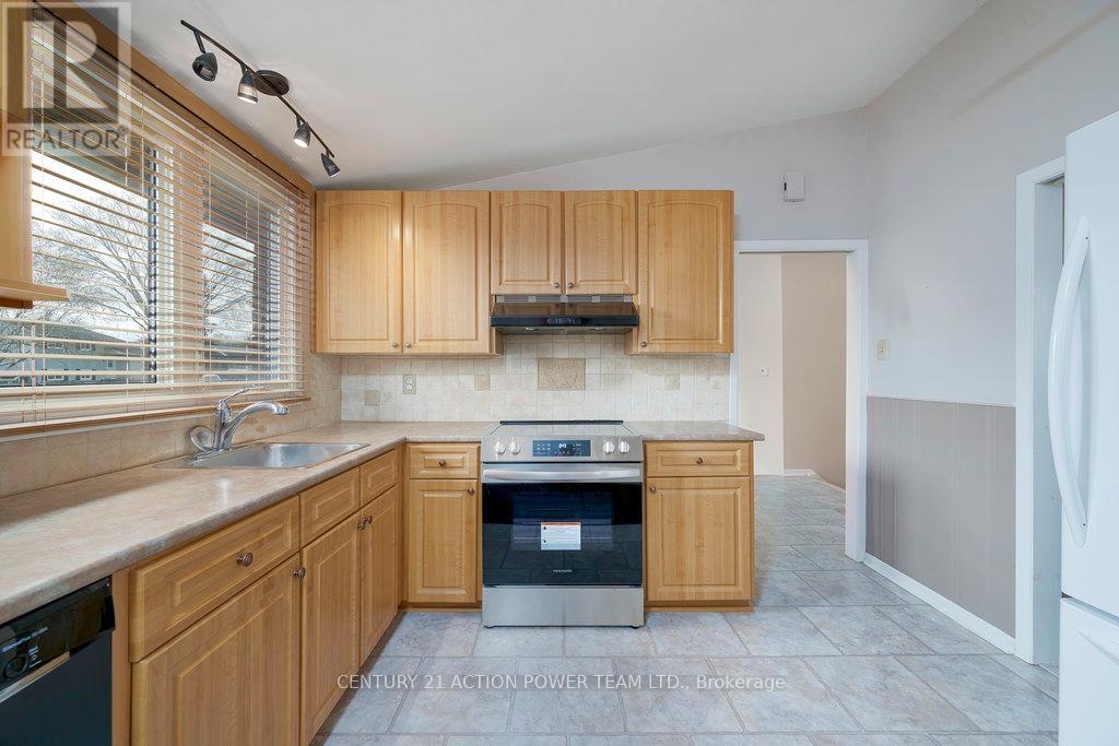 9 Keewatin Crescent, Ottawa, Ontario  K2E 5S2 - Photo 14 - X12135834