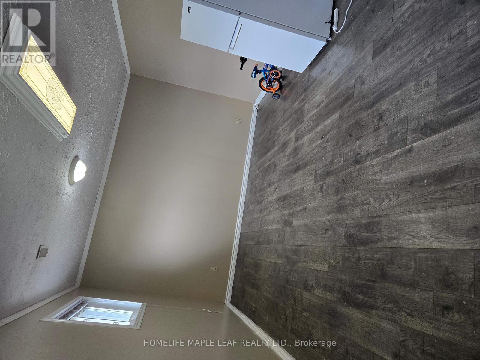 261 Overlea Drive, Kitchener, Ontario  N2M 1T7 - Photo 8 - X12128812