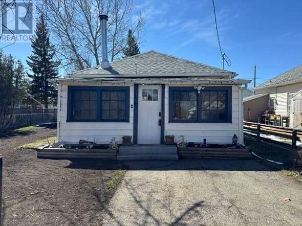 724 Lacombe Street, Pincher Creek, Alberta  T0K 1W0 - Photo 1 - A2212577