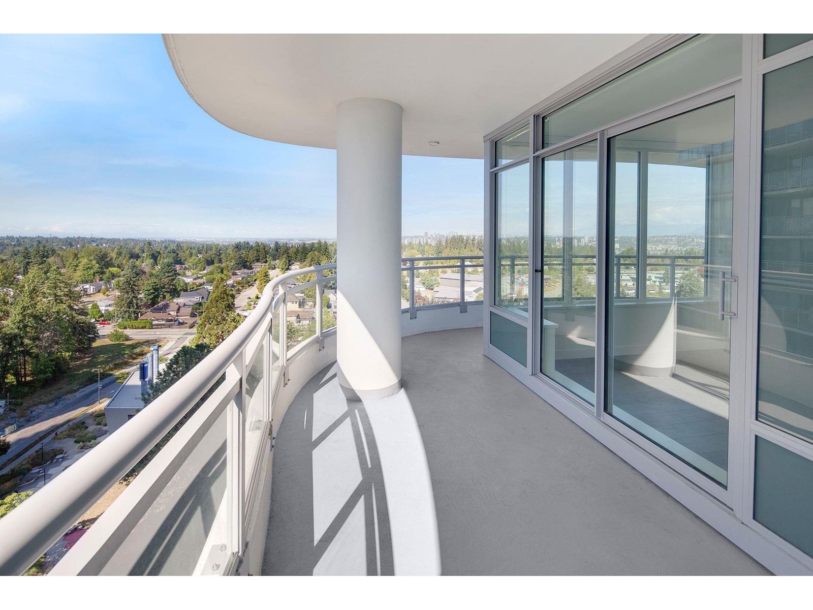 908 13318 104 Avenue, Surrey, British Columbia  V3T 0R2 - Photo 1 - R2975371