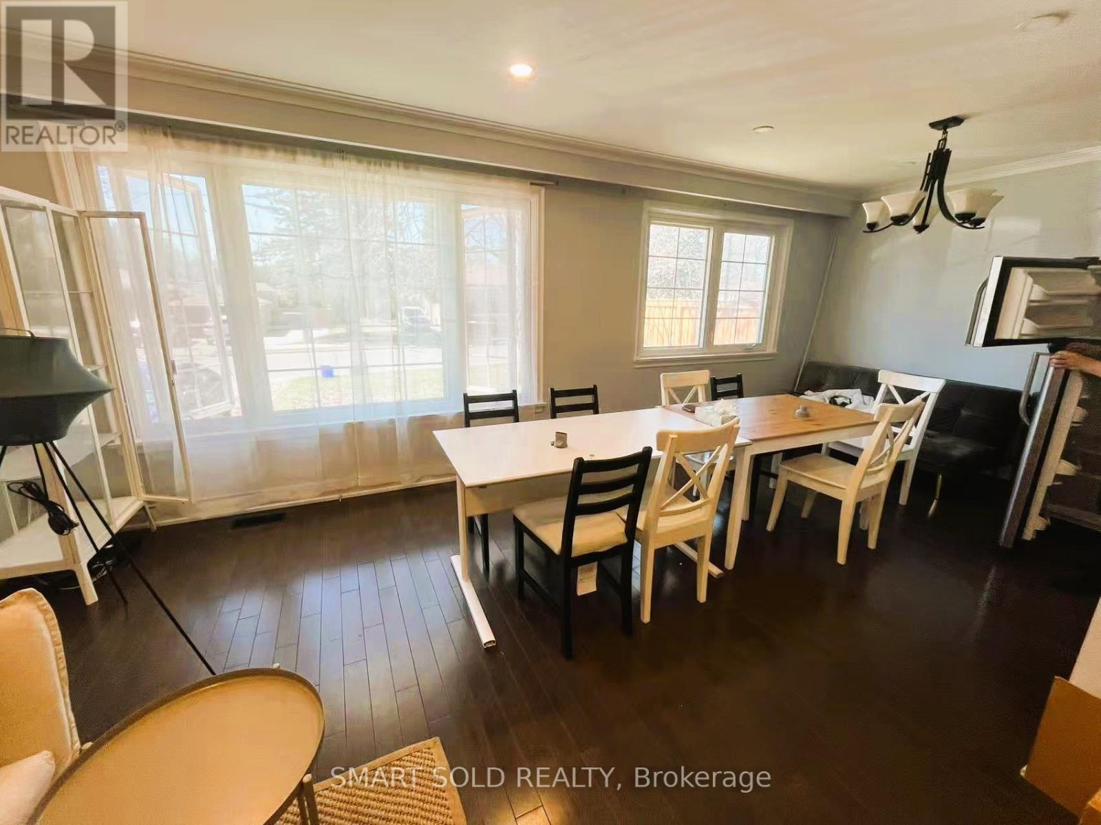 7 Sussex Avenue, Richmond Hill, Ontario  L4C 2E5 - Photo 10 - N12135878