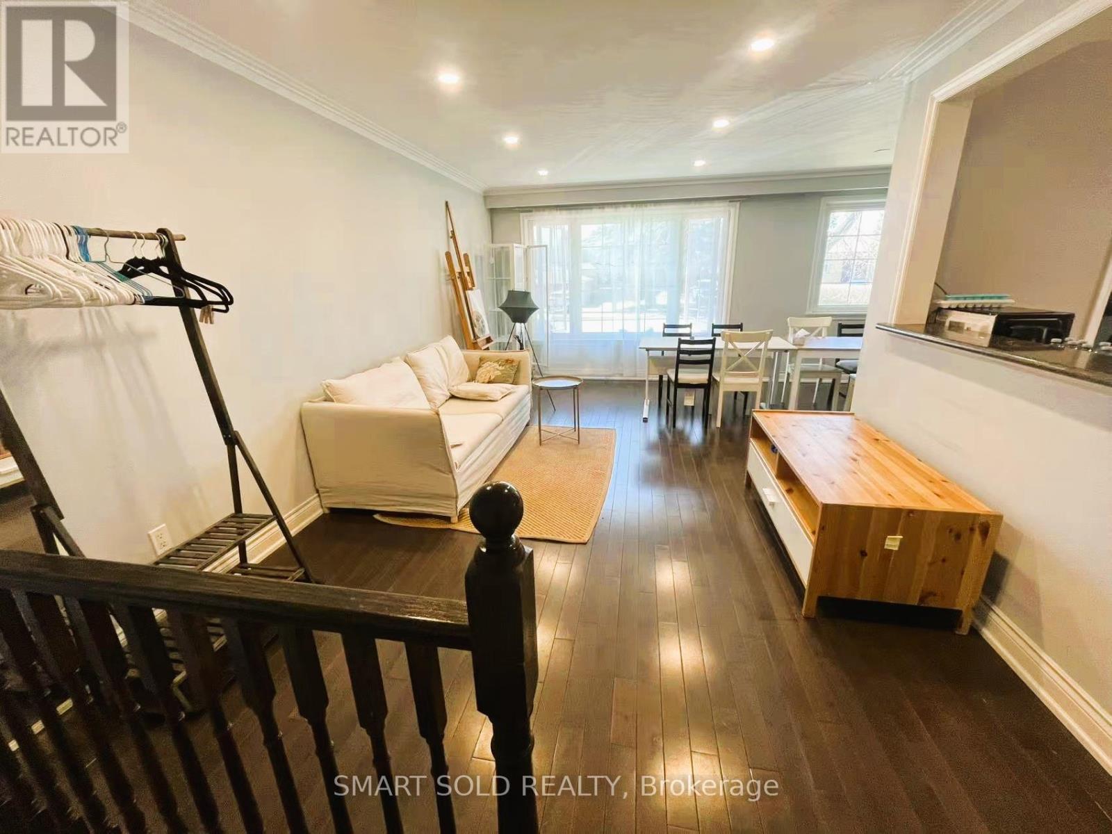 7 Sussex Avenue, Richmond Hill, Ontario  L4C 2E5 - Photo 4 - N12135878