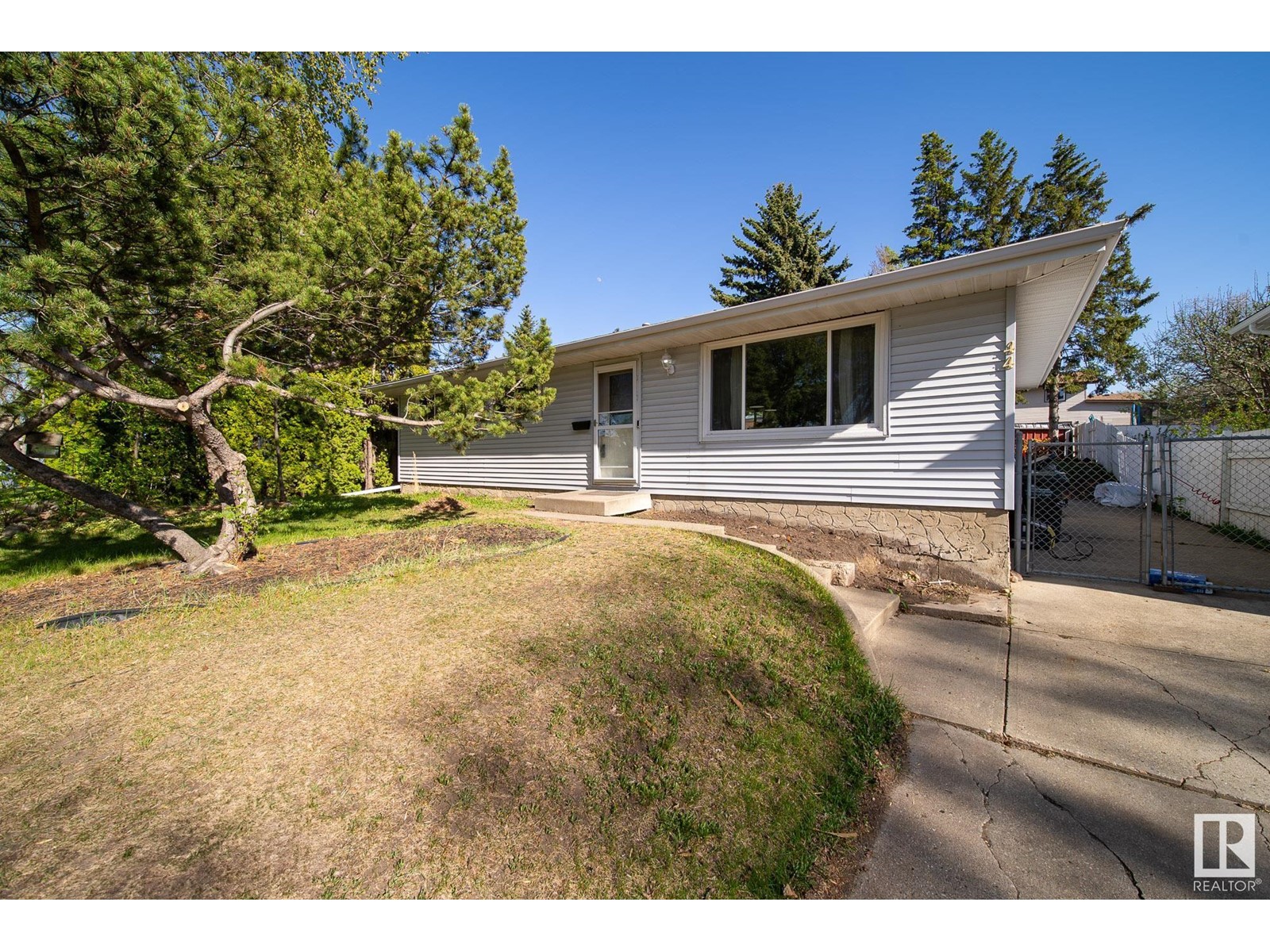 Property at 44 MARION DR image 4