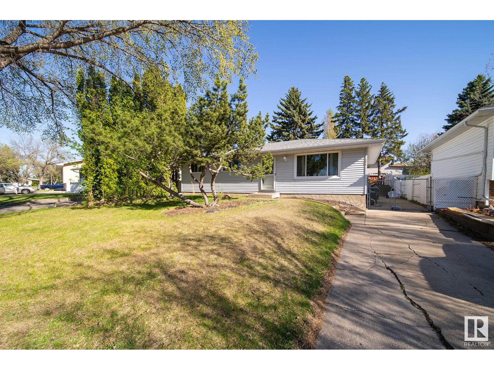 Property at 44 MARION DR image 1