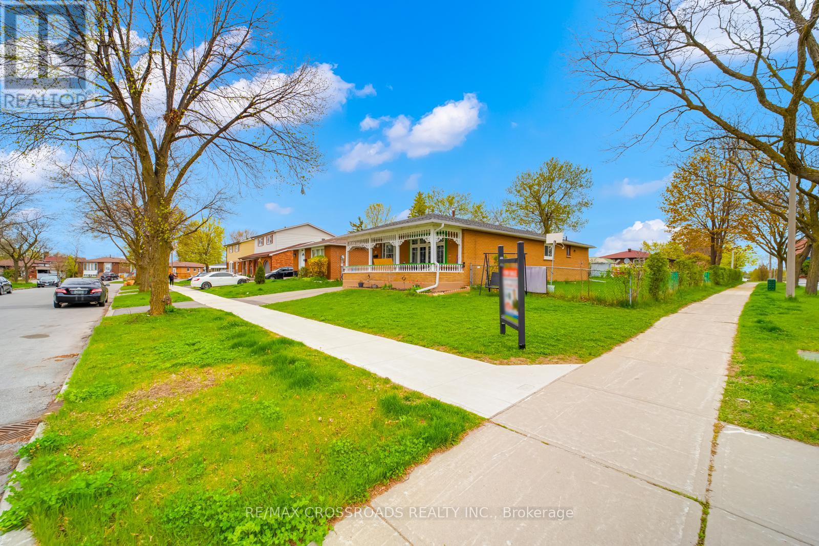 32 LIGHTHALL CRESCENT, Toronto, Ontario