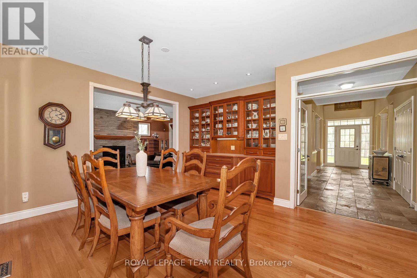 38 Roycroft Way, Ottawa, Ontario  K2W 1C7 - Photo 12 - X12134988