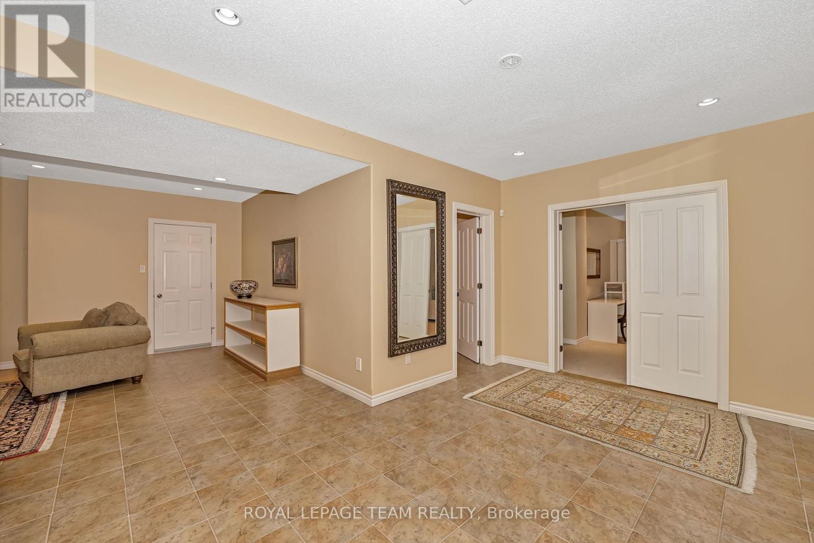 38 Roycroft Way, Ottawa, Ontario  K2W 1C7 - Photo 39 - X12134988