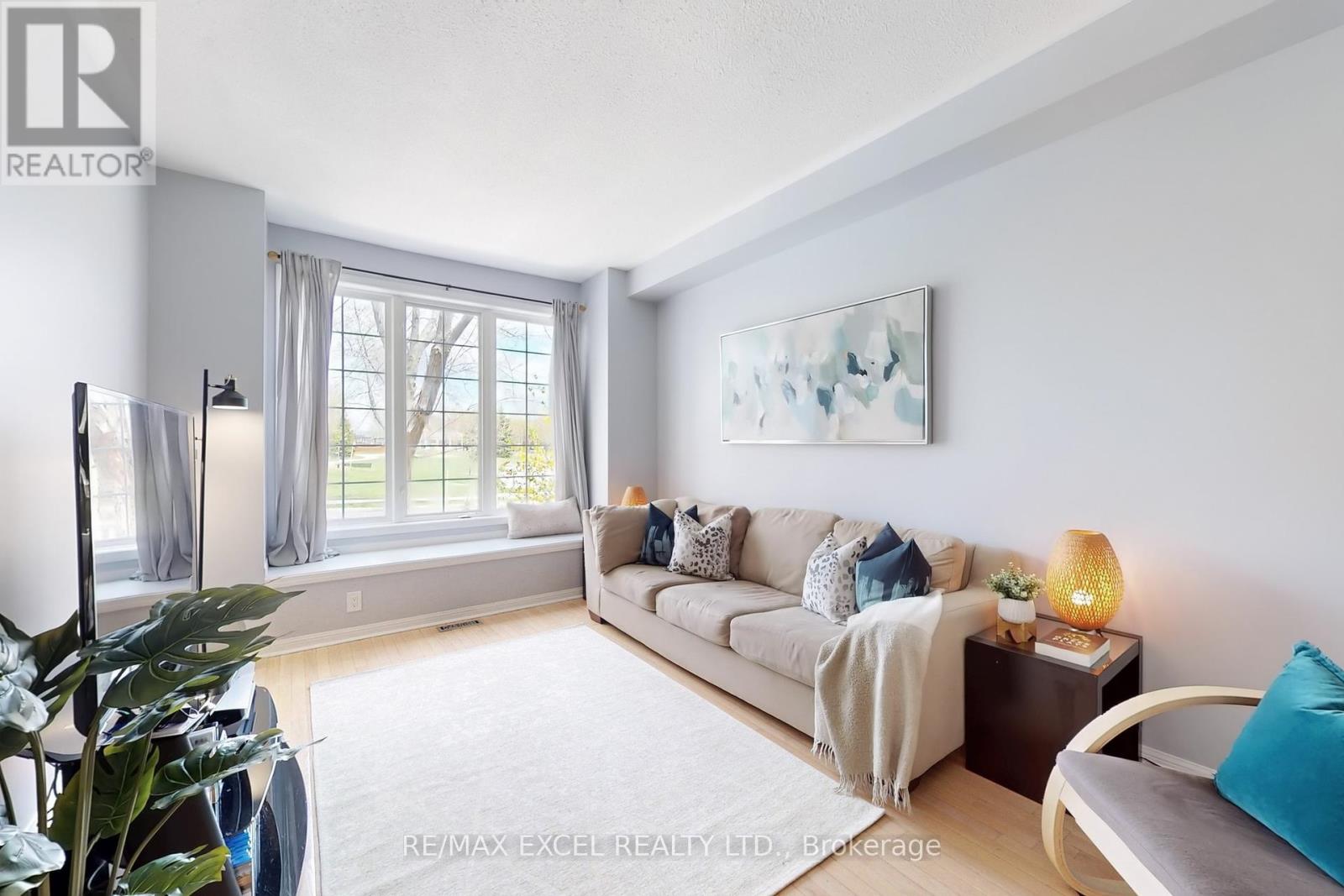 318 Country Glen Road, Markham, Ontario  L6B 1C5 - Photo 4 - N12135932