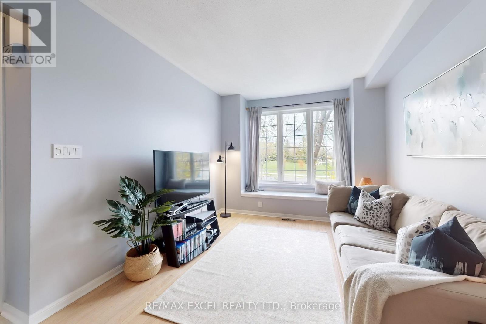 318 Country Glen Road, Markham, Ontario  L6B 1C5 - Photo 5 - N12135932