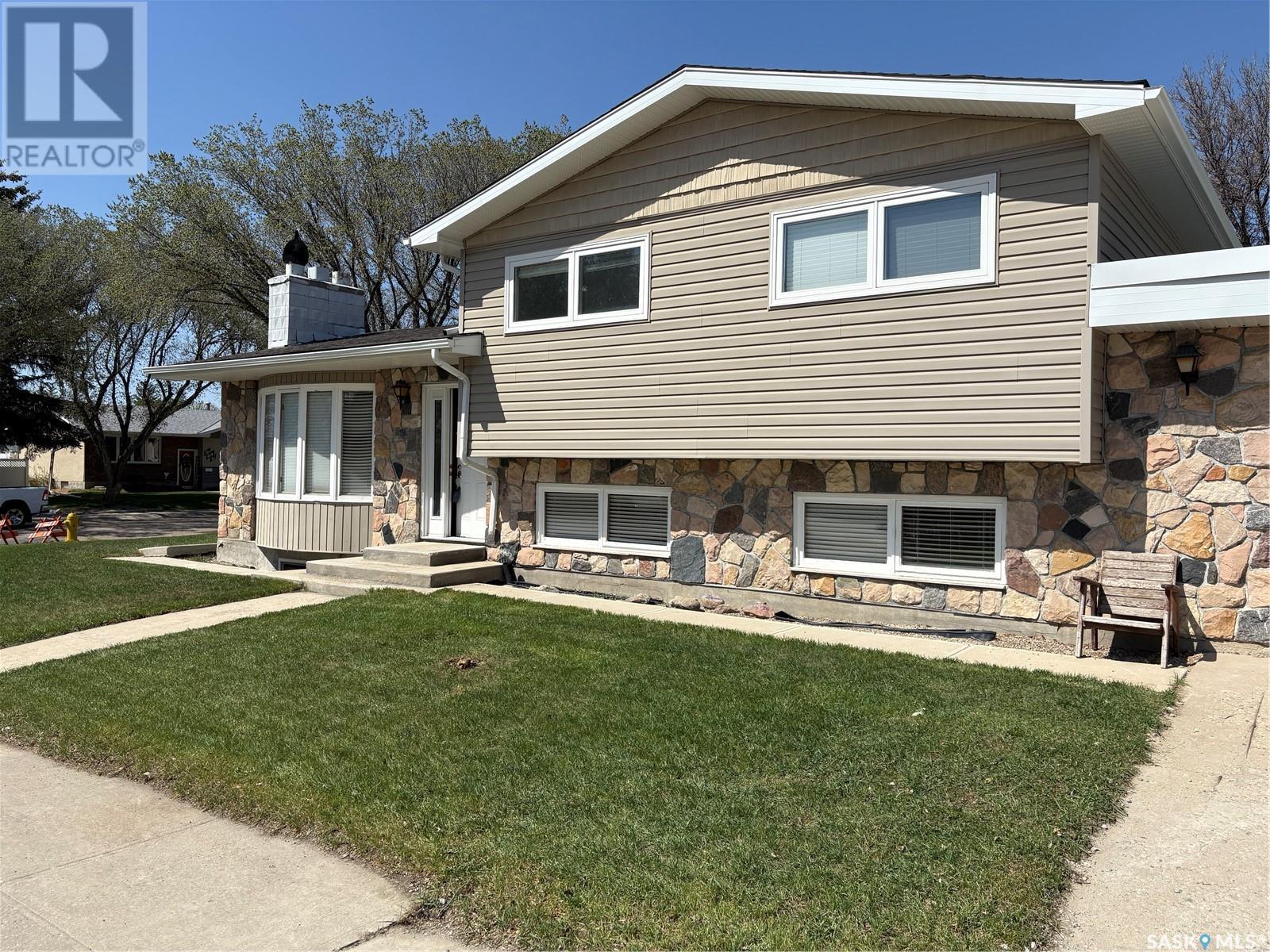 Property at 1075 Howson STREET image 2