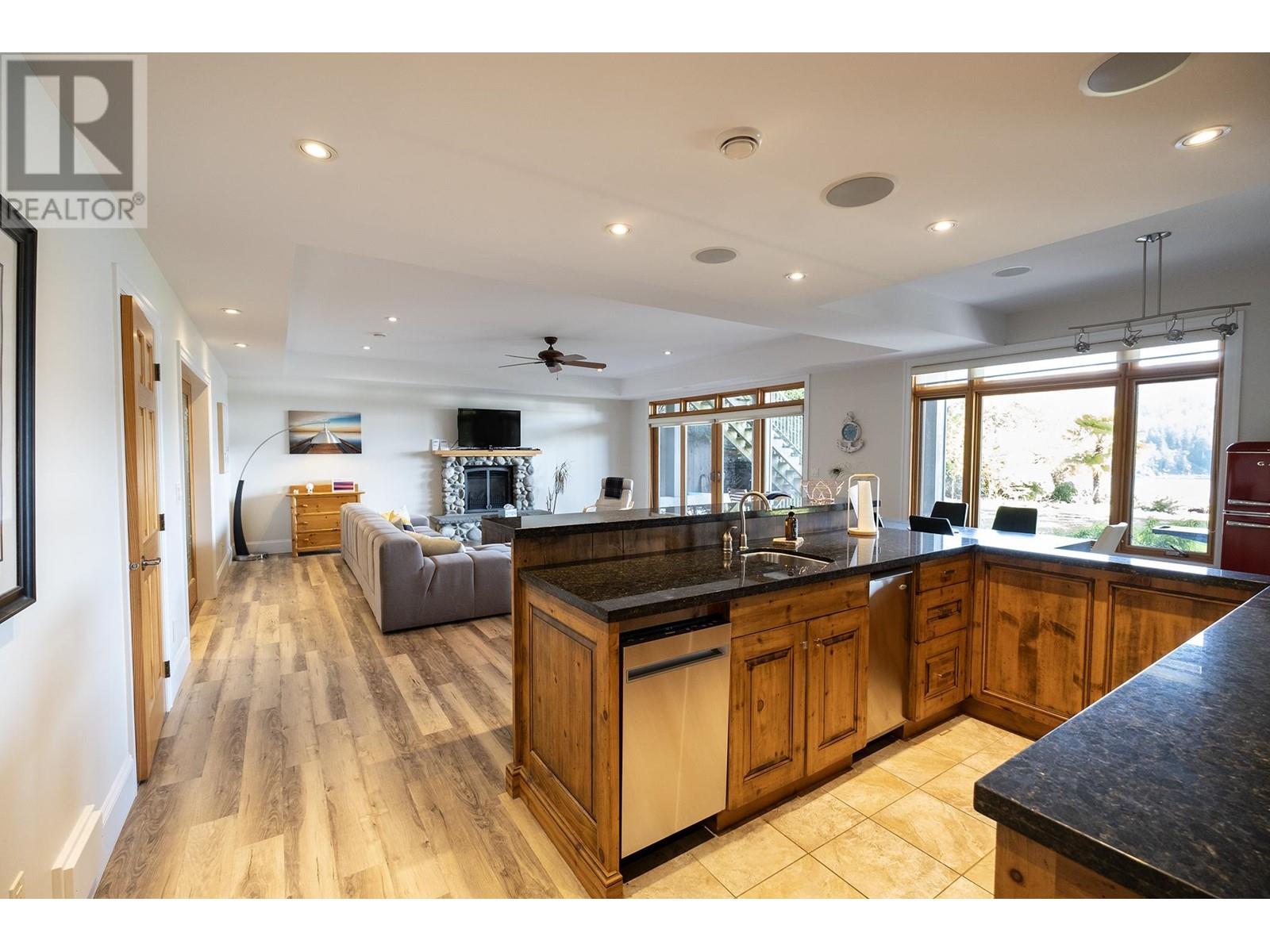 7626 Eureka Avenue, Halfmoon Bay, British Columbia  V7Z 1A1 - Photo 11 - R3000686