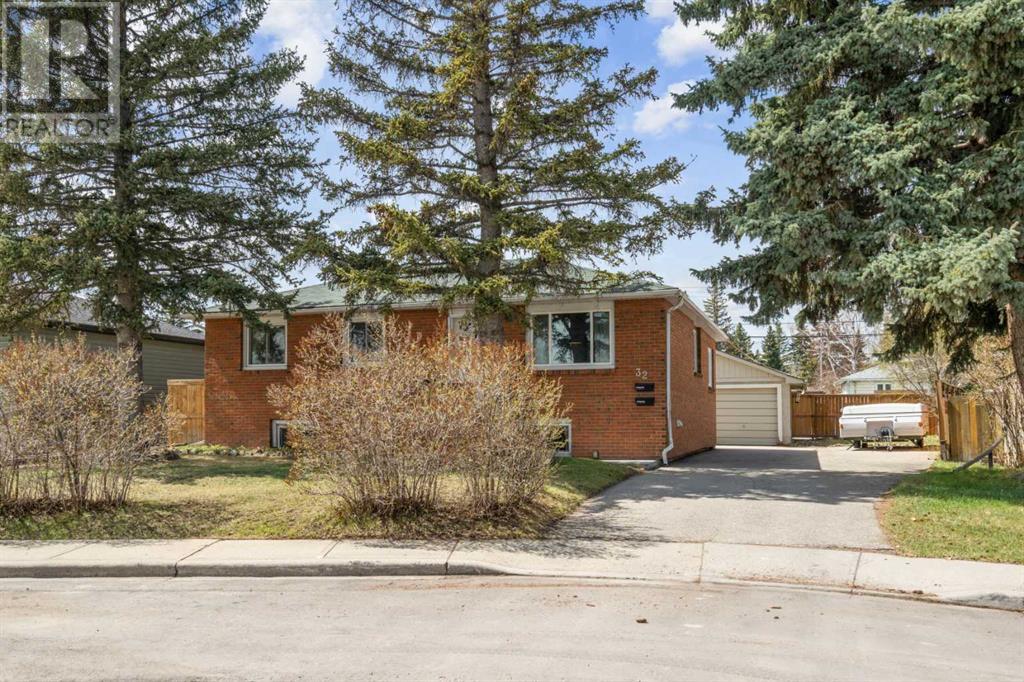 Property at 32 Beaupre Crescent NW image 1