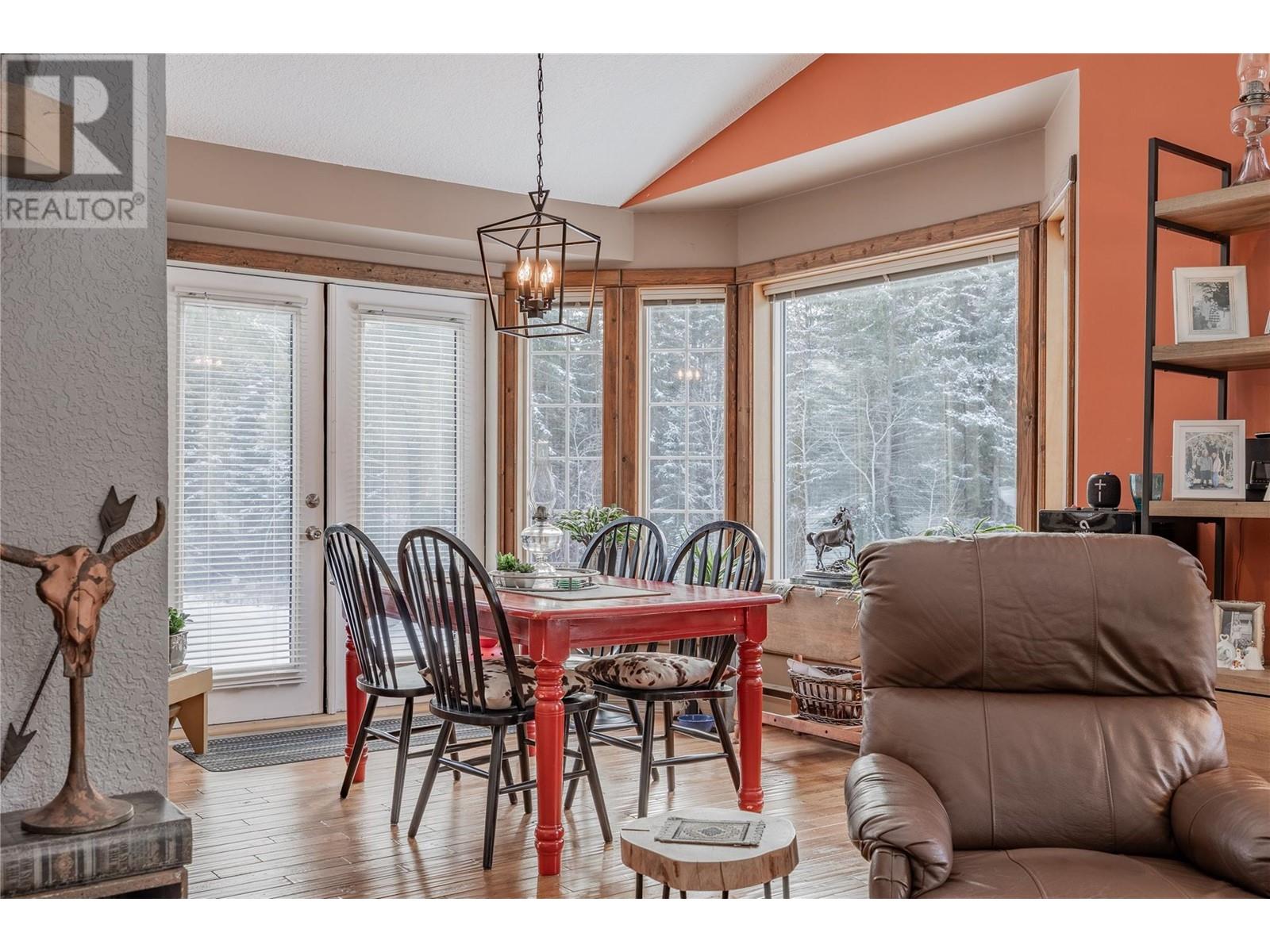 4814 Lake Road, Windermere, British Columbia  V0B 2L2 - Photo 11 - 10332025