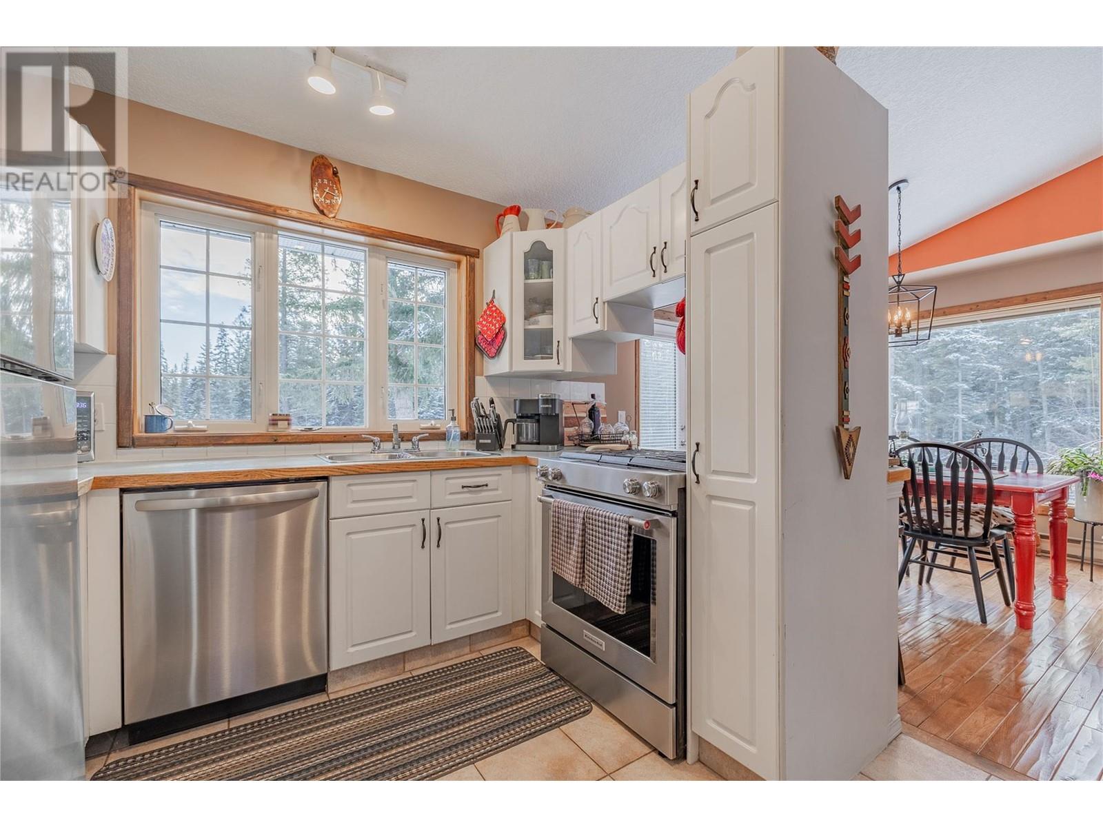 4814 Lake Road, Windermere, British Columbia  V0B 2L2 - Photo 17 - 10332025